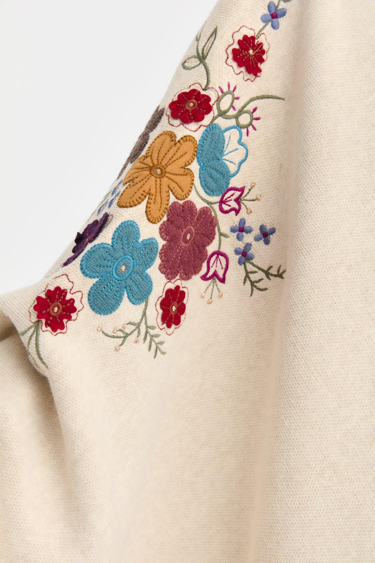 24030Kadın Ortası Çiçek İşlemeli Şal T.Melanj