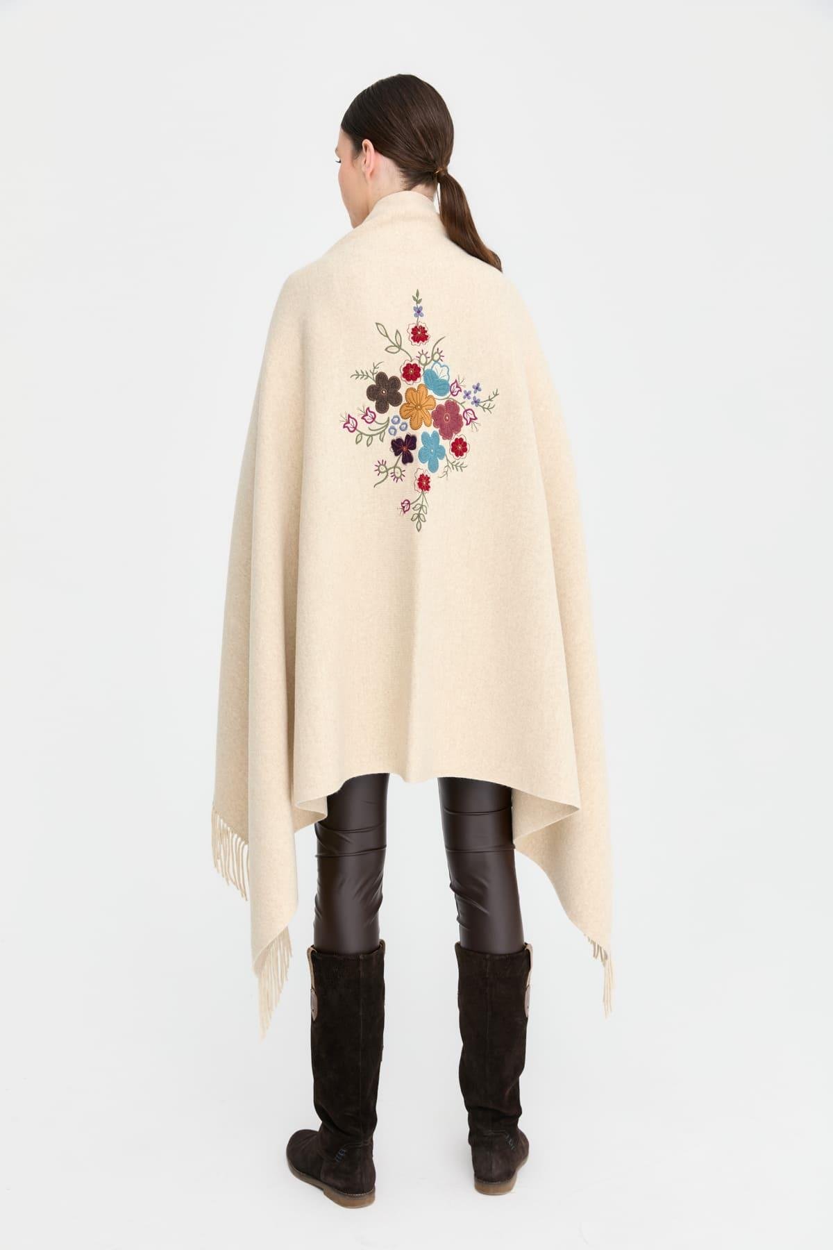 24030Kadın Ortası Çiçek İşlemeli Şal T.Melanj