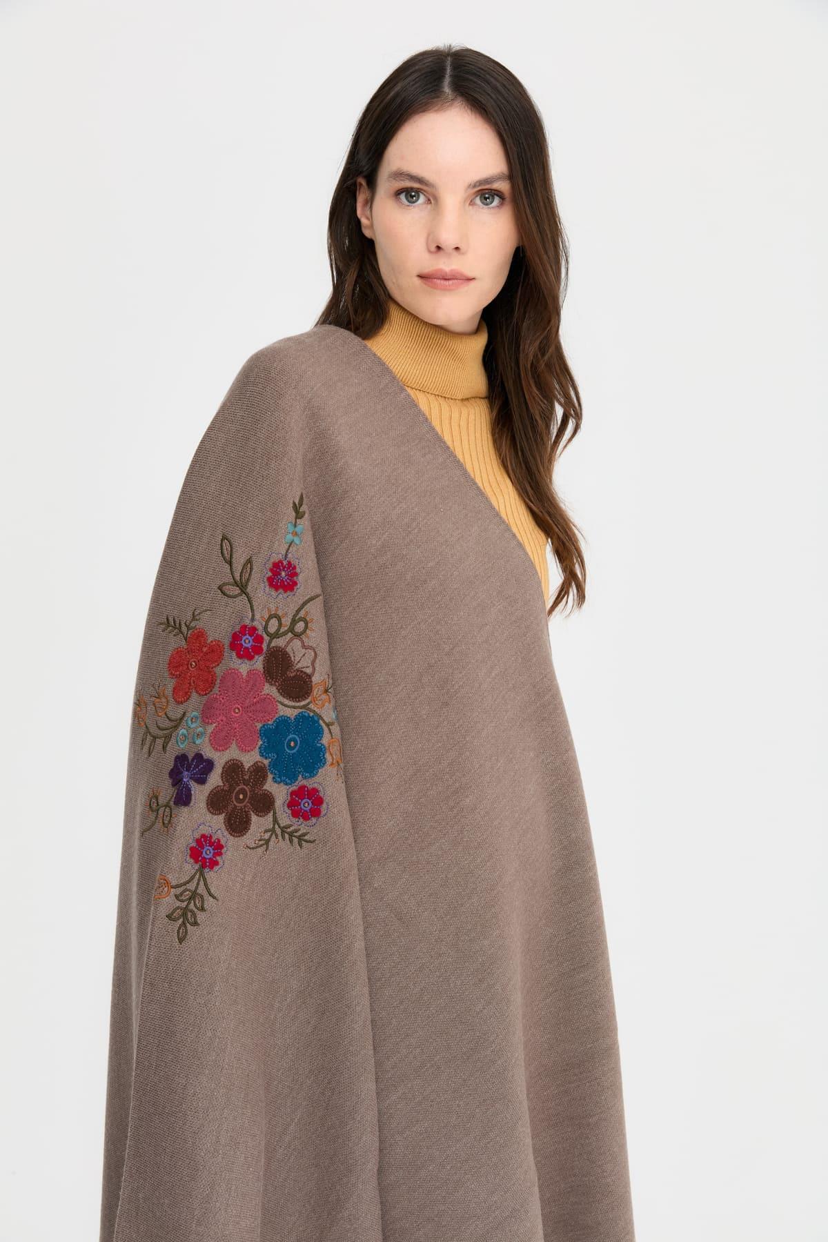 24030Kadın Ortası Çiçek İşlemeli Şal Vizon