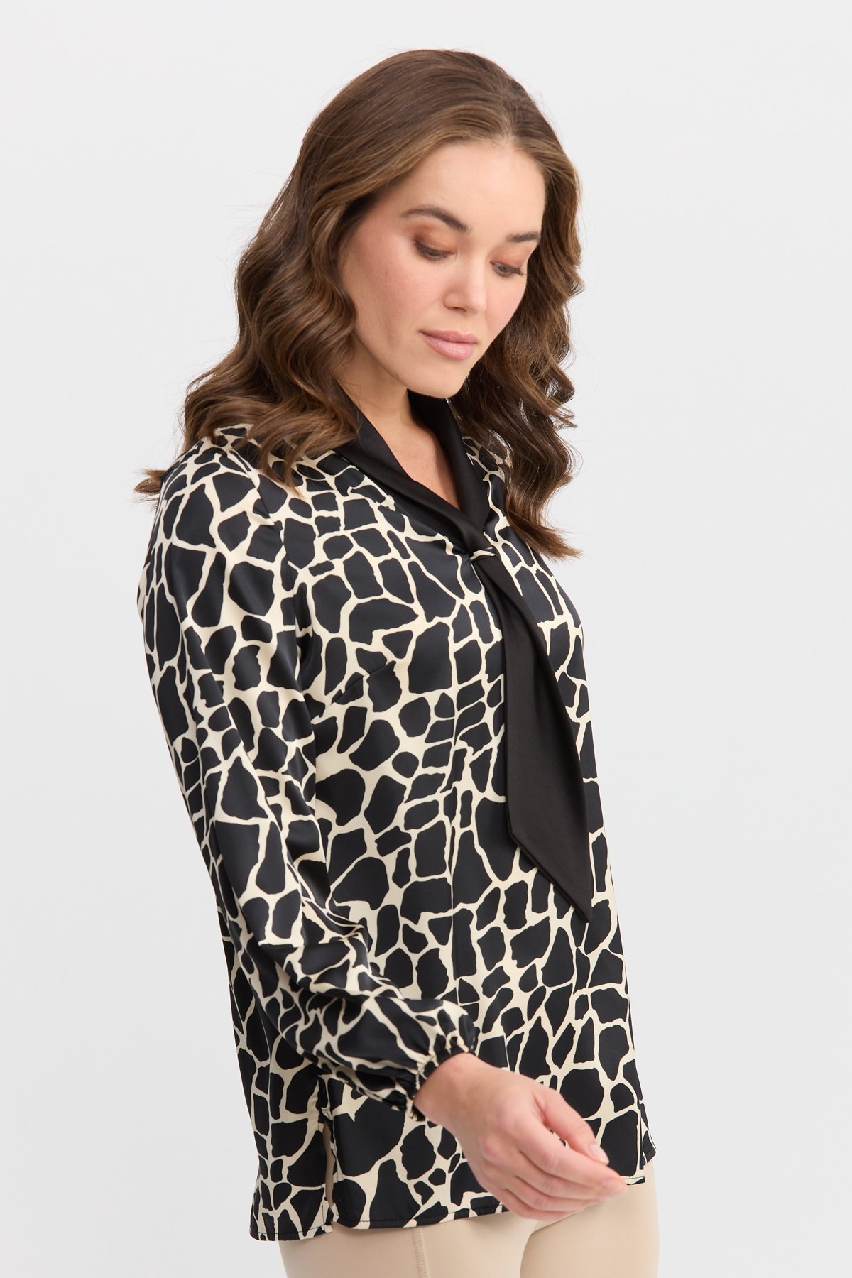 22809Kadın Örümcek Ağı Desenli Kravatlı Gömlek Siyah