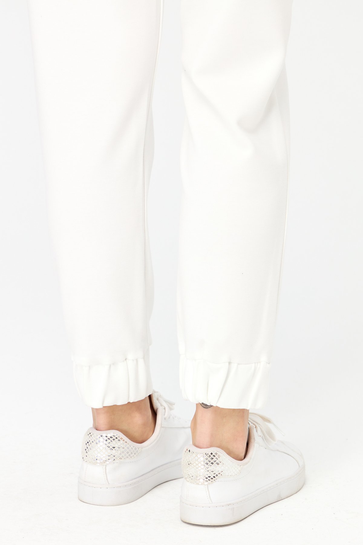 KMK23007Kadın Paça Arkası Lastikli Cepli Eşofman Pantolon Beyaz