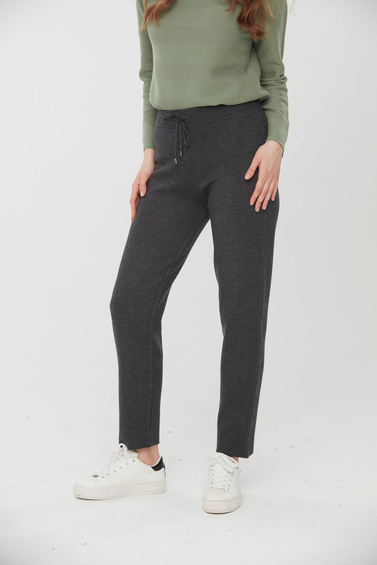 22026Kadın Sıfır Yaka Çiçek İşlemeli Yün Kazak K.Füme