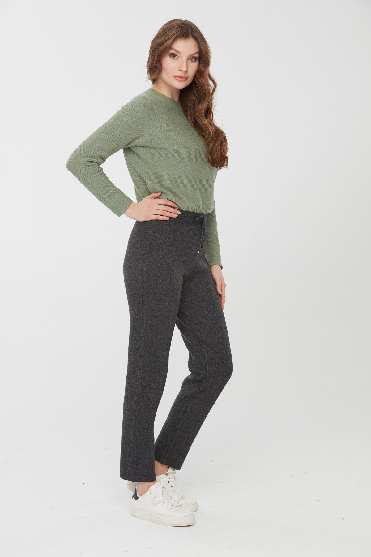 22026Kadın Sıfır Yaka Çiçek İşlemeli Yün Kazak K.Füme