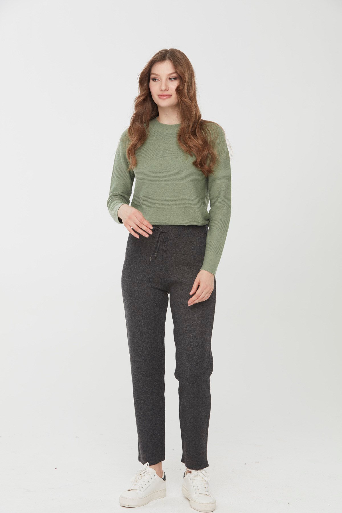 22026Kadın Sıfır Yaka Çiçek İşlemeli Yün Kazak K.Füme