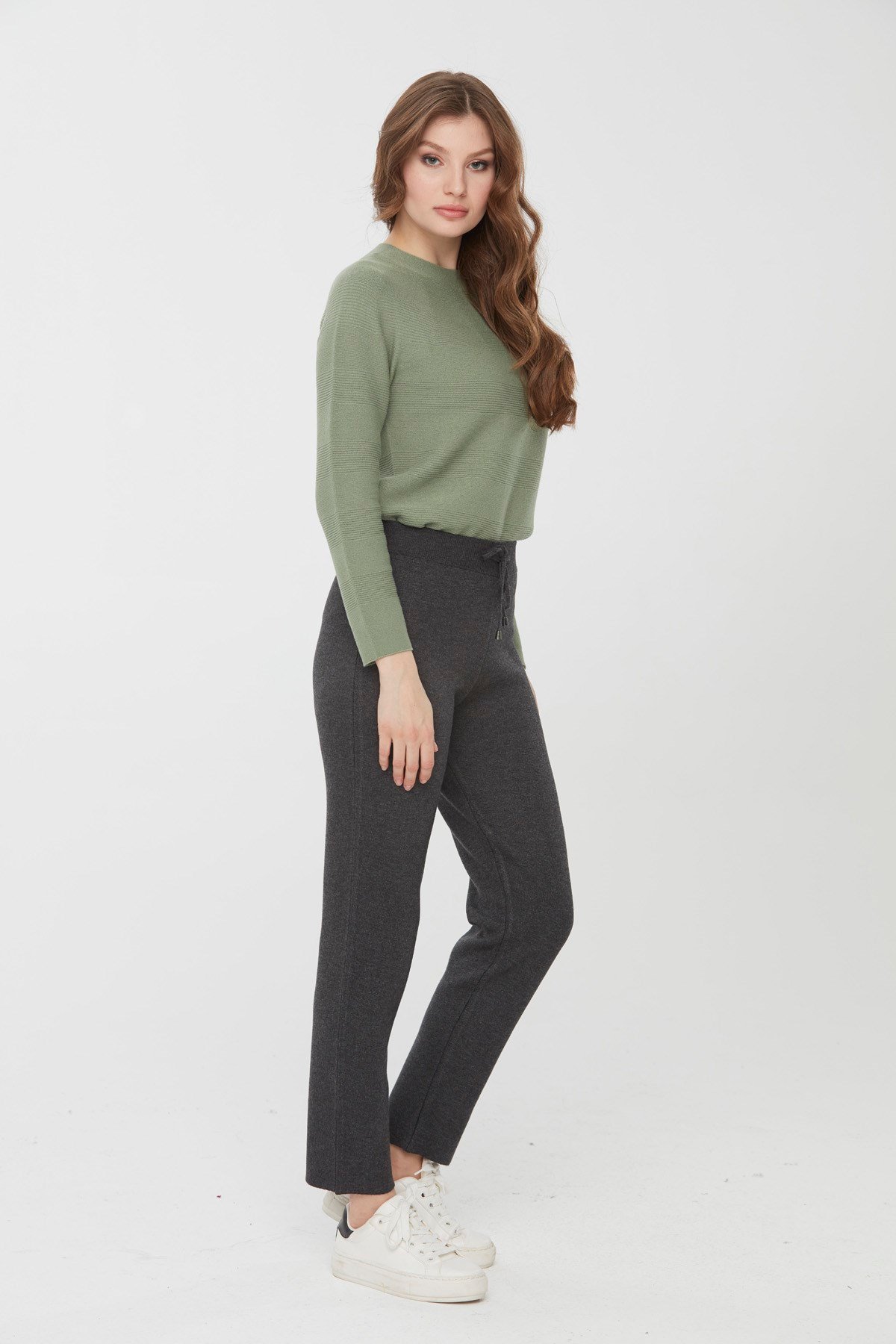 22026Kadın Sıfır Yaka Çiçek İşlemeli Yün Kazak K.Füme