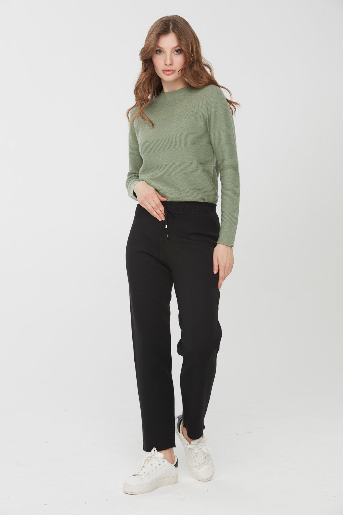 22026Kadın Sıfır Yaka Çiçek İşlemeli Yün Kazak Siyah