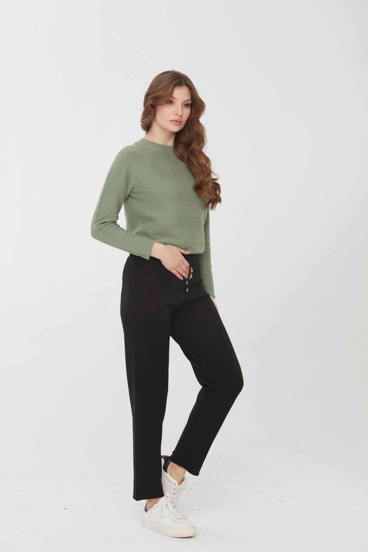 22026Kadın Sıfır Yaka Çiçek İşlemeli Yün Kazak Siyah