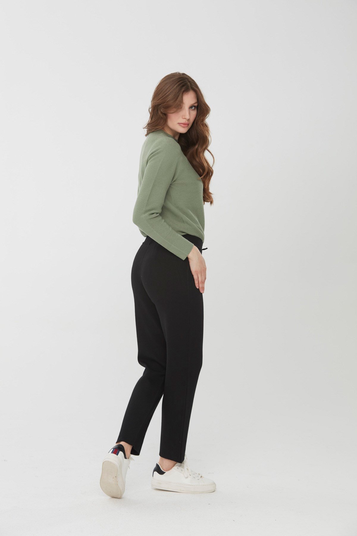 22026Kadın Sıfır Yaka Çiçek İşlemeli Yün Kazak Siyah