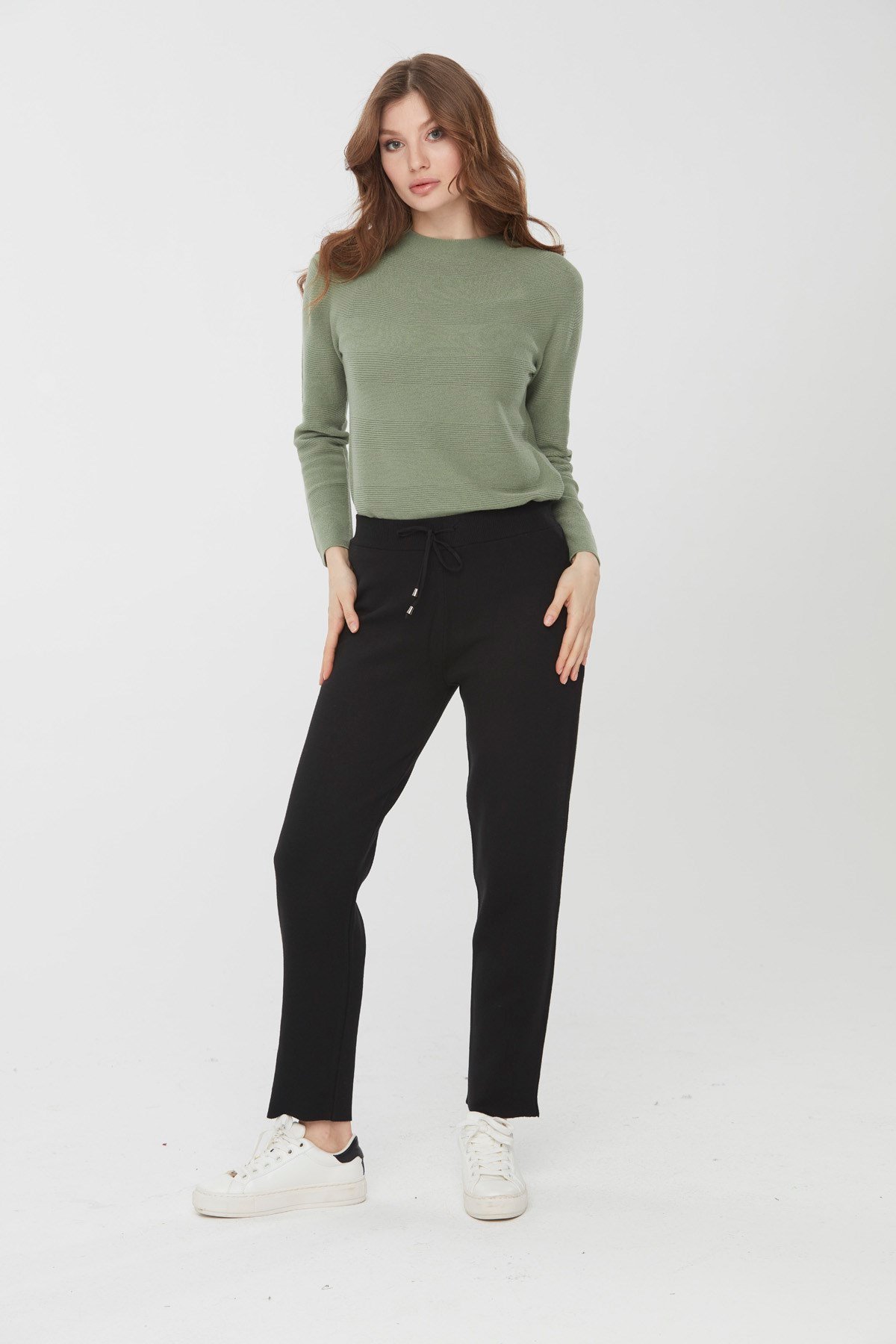 22026Kadın Sıfır Yaka Çiçek İşlemeli Yün Kazak Siyah