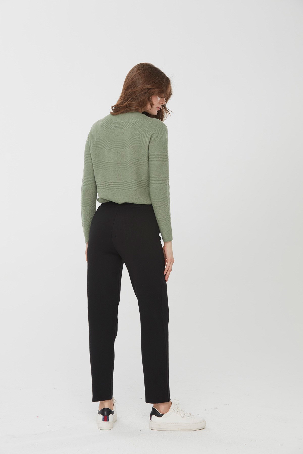 22026Kadın Sıfır Yaka Çiçek İşlemeli Yün Kazak Siyah