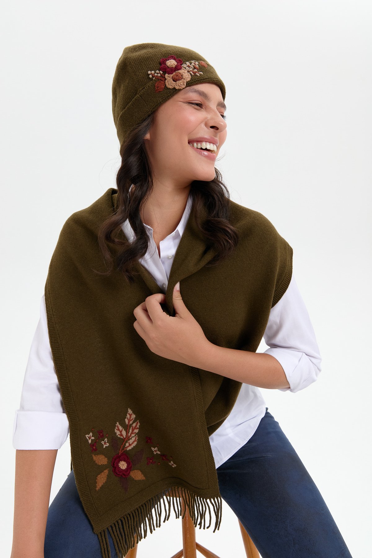 24026Kadın Papatya Çiçek İşlemeli Yün Bere A.Yeşil