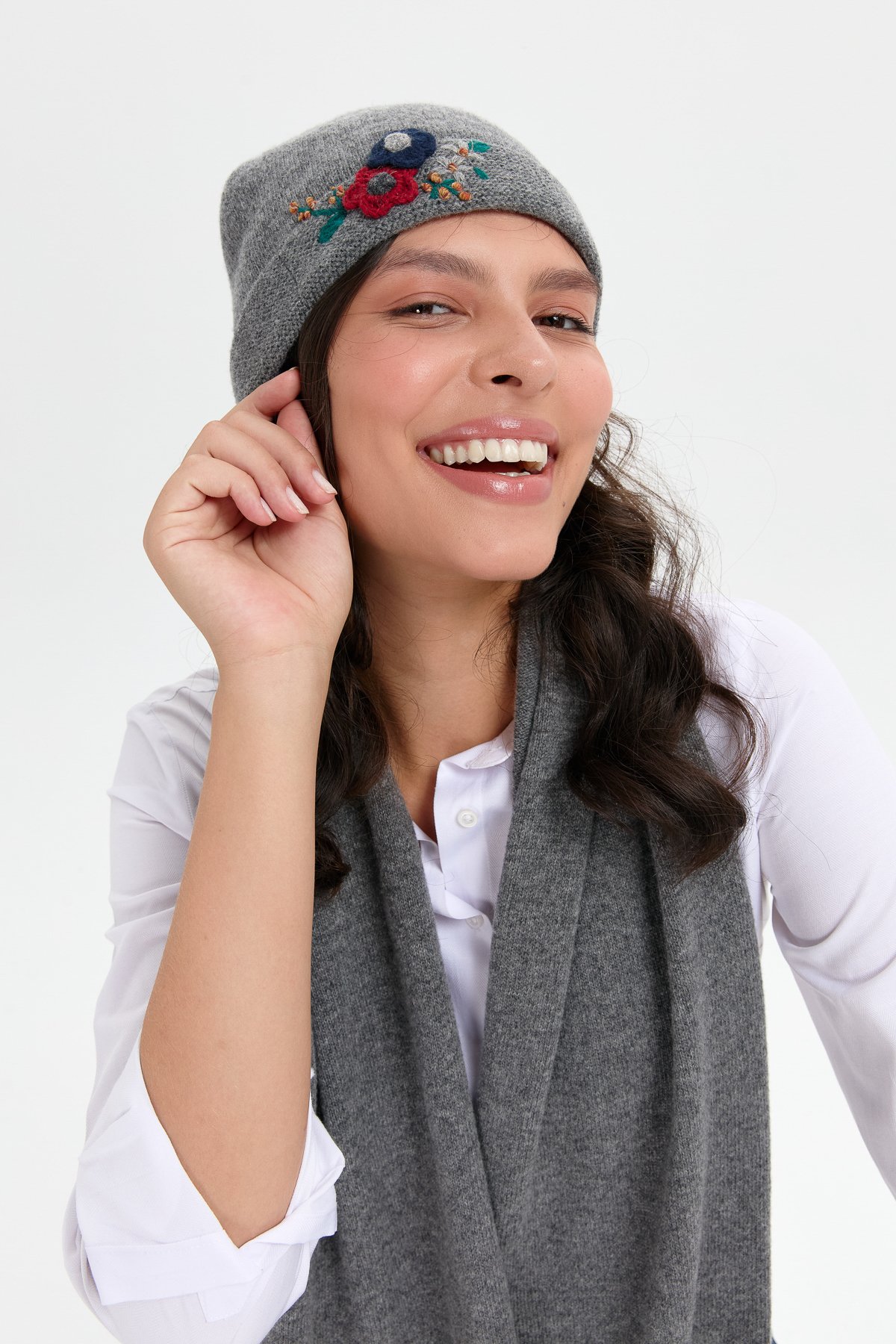 24026Kadın Papatya Çiçek İşlemeli Yün Bere Füme