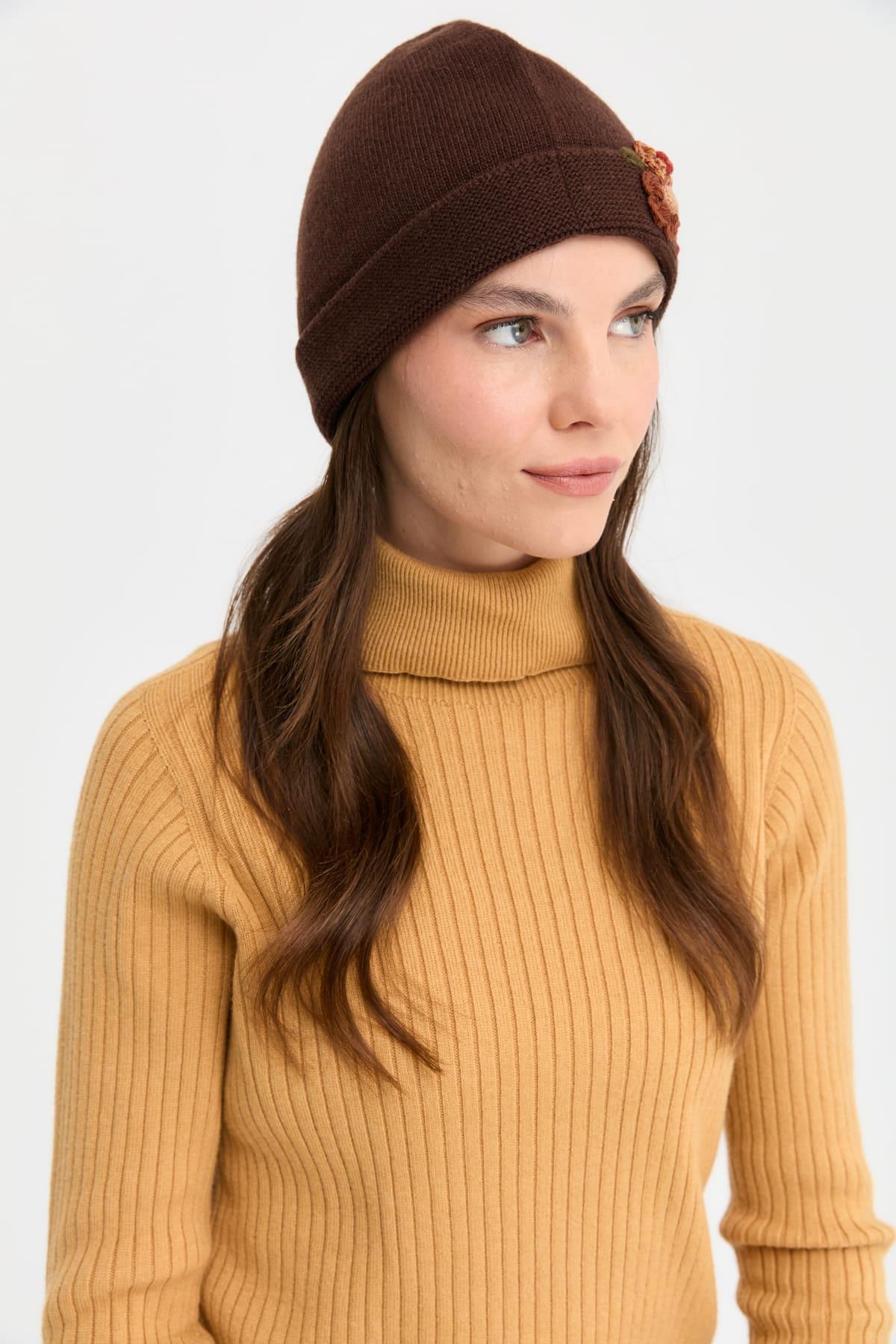 24026Kadın Papatya Çiçek İşlemeli Yün Bere M.Kahve