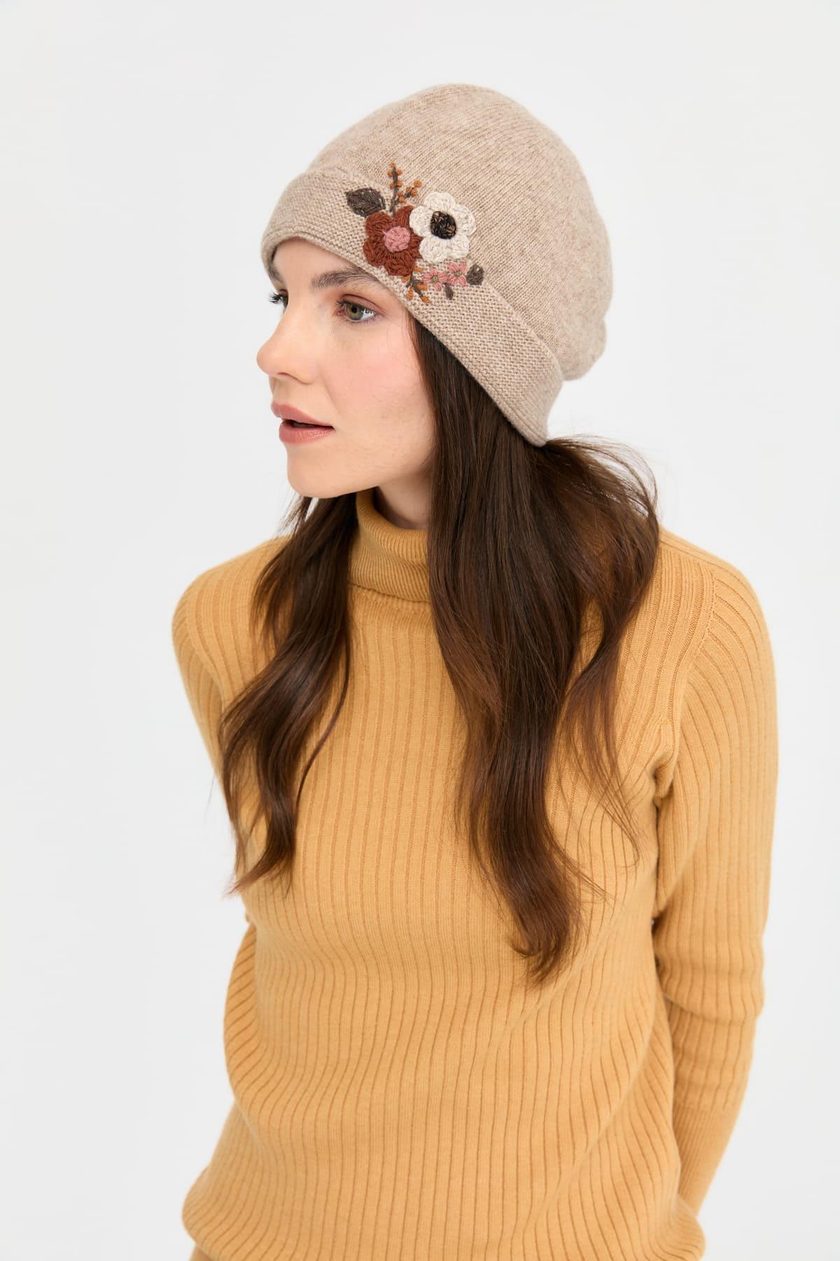 24026Kadın Papatya Çiçek İşlemeli Yün Bere K.Bej