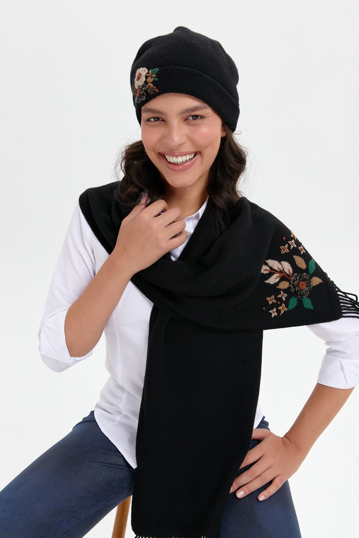 24026Kadın Papatya Çiçek İşlemeli Yün Bere Siyah