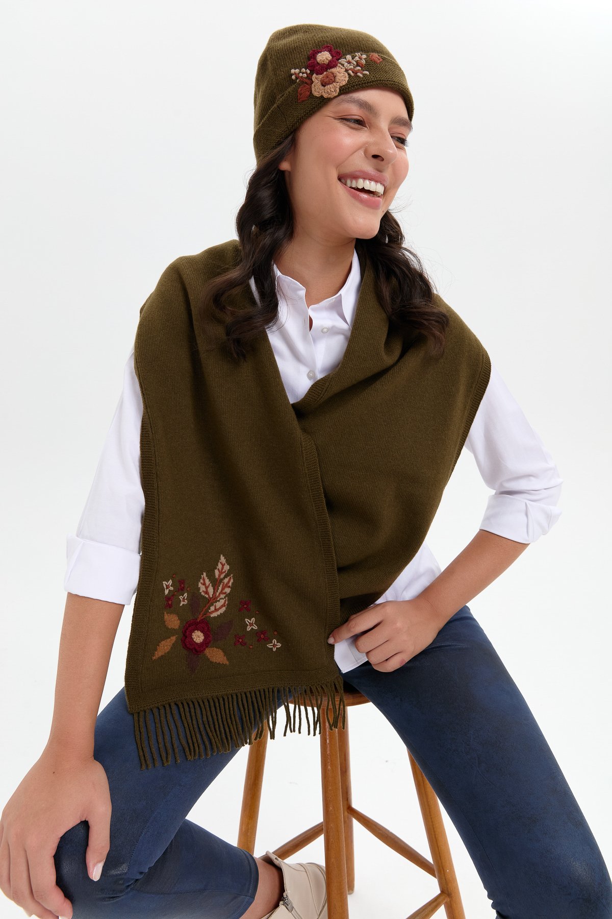 24026Kadın Papatya Çiçek İşlemeli Yün Bere A.Yeşil