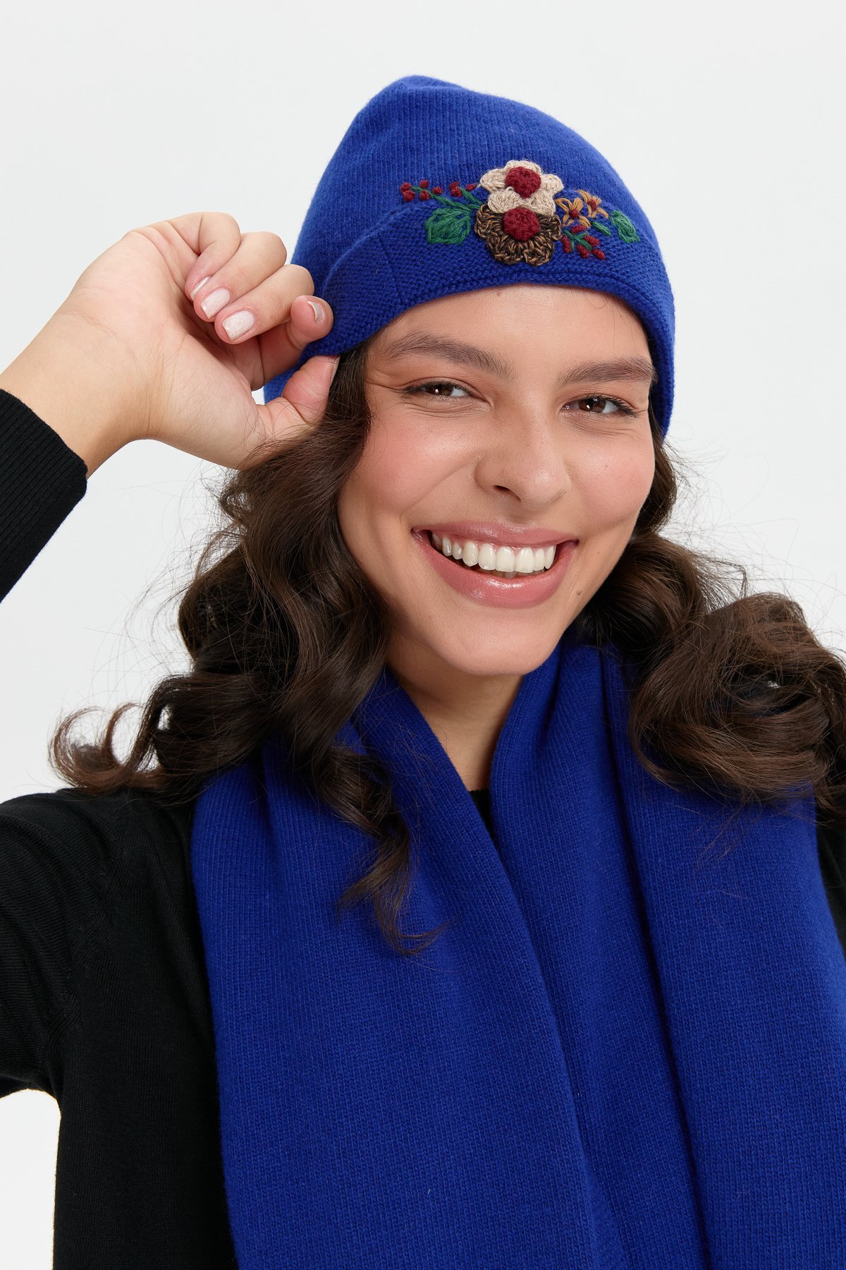 24026Kadın Papatya Çiçek İşlemeli Yün Bere K.S.Mavi