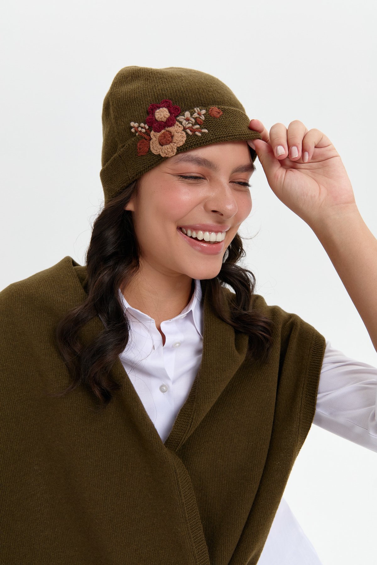 24026Kadın Papatya Çiçek İşlemeli Yün Bere A.Yeşil