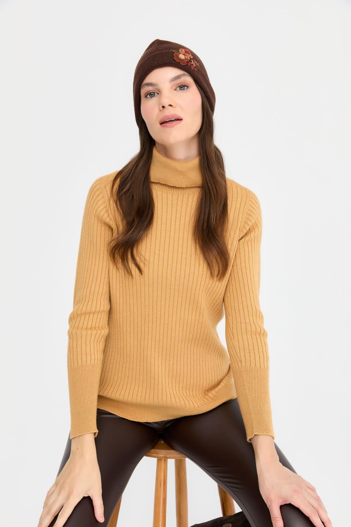 24026Kadın Papatya Çiçek İşlemeli Yün Bere M.Kahve