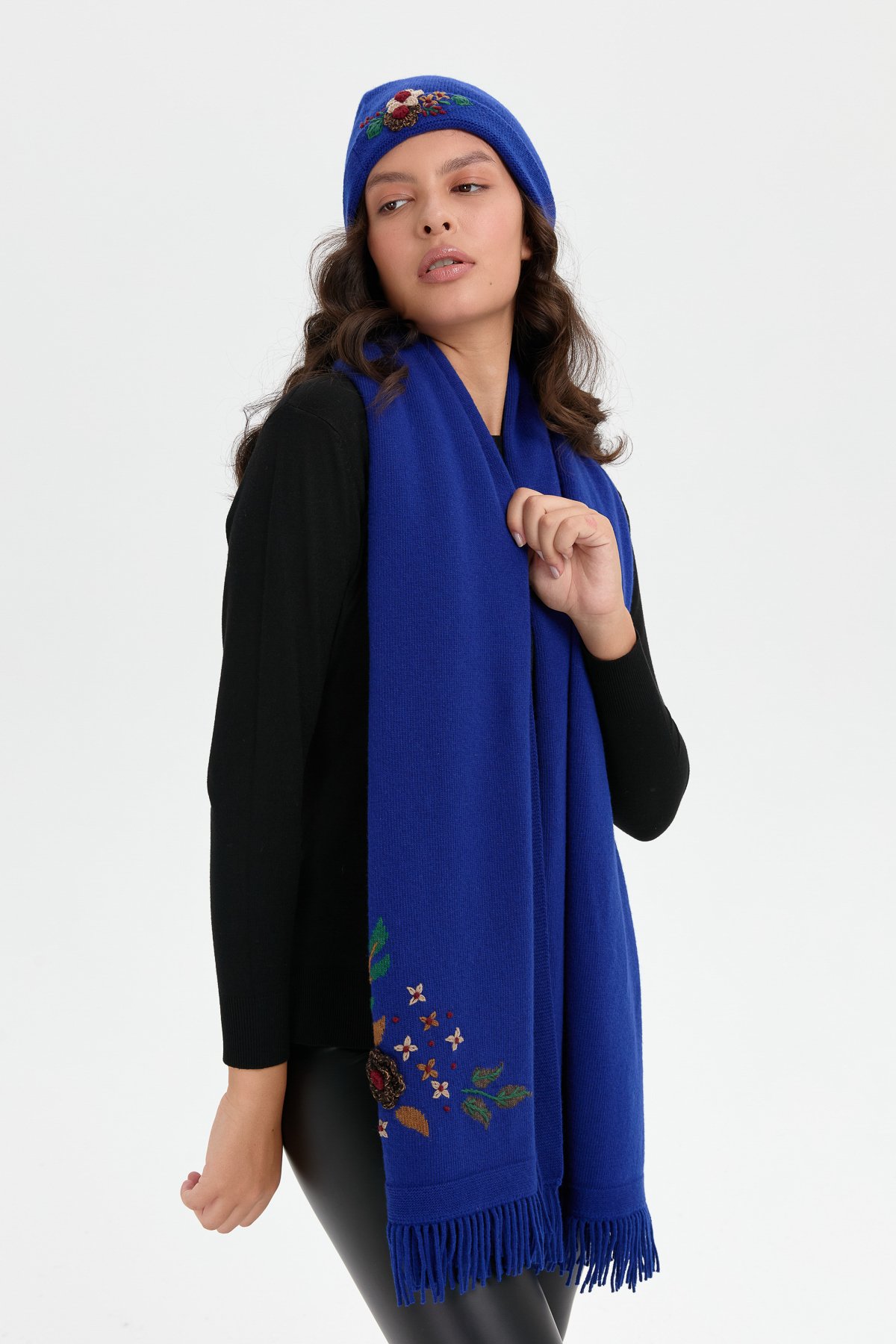 24026Kadın Papatya Çiçek İşlemeli Yün Bere K.S.Mavi