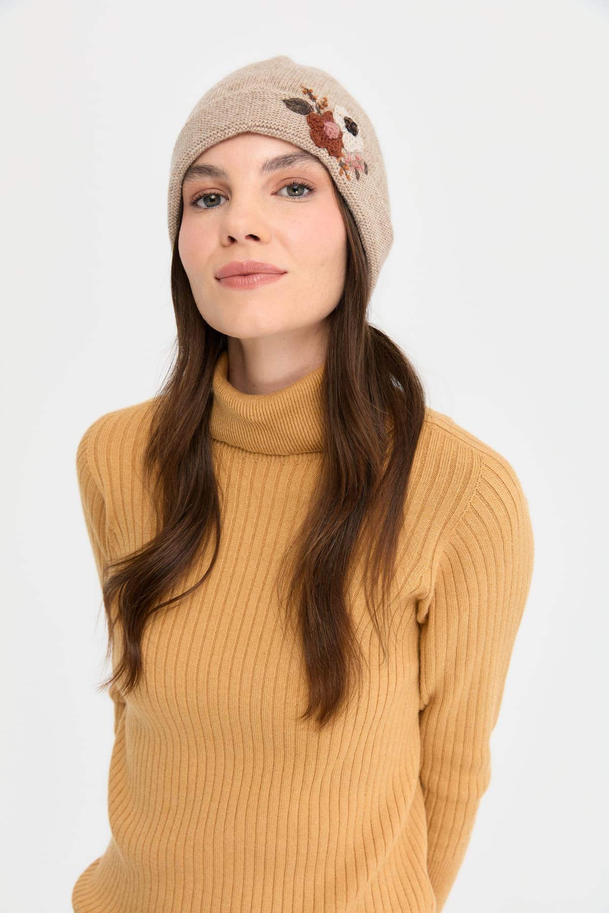 24026Kadın Papatya Çiçek İşlemeli Yün Bere K.Bej