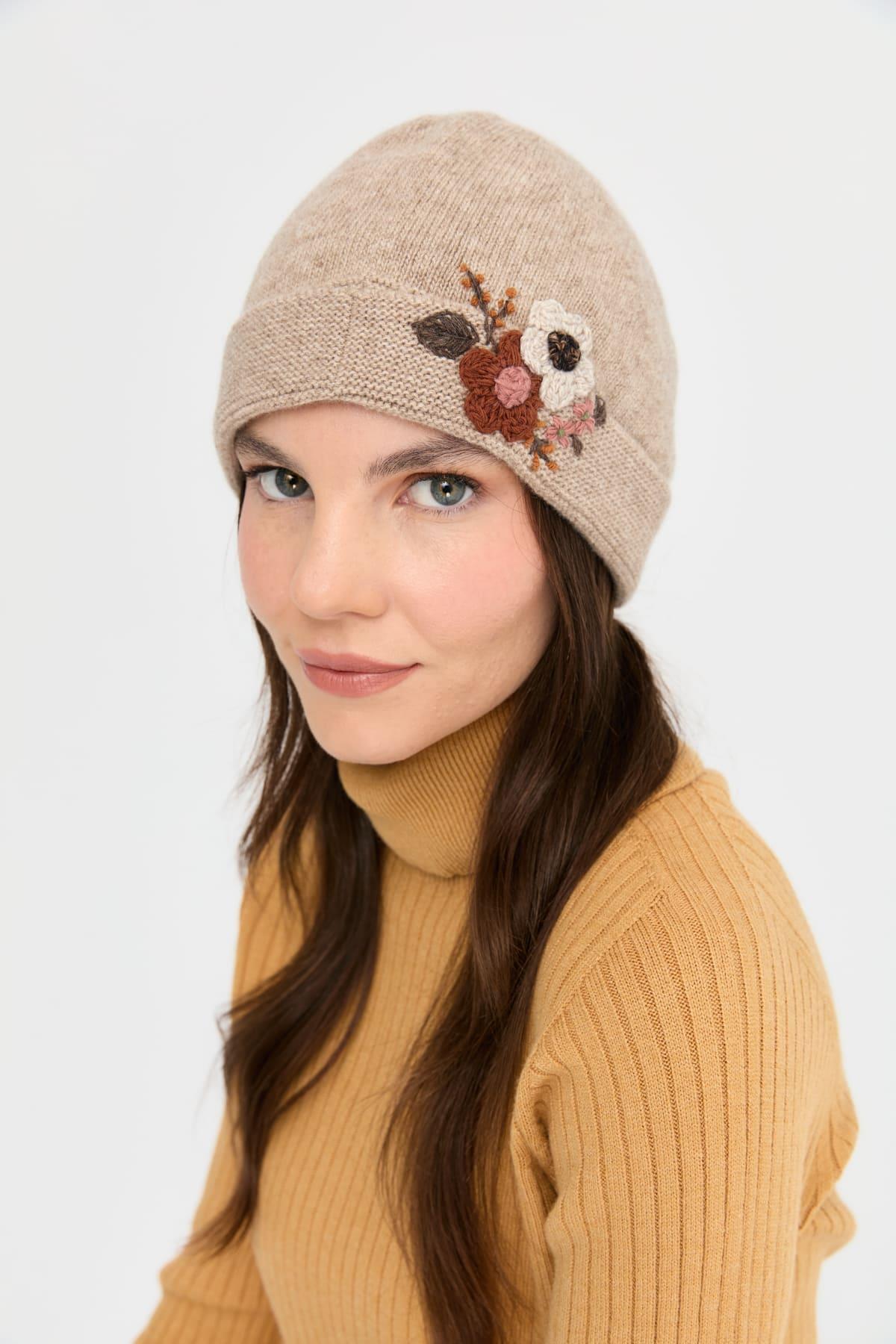 24026Kadın Papatya Çiçek İşlemeli Yün Bere K.Bej