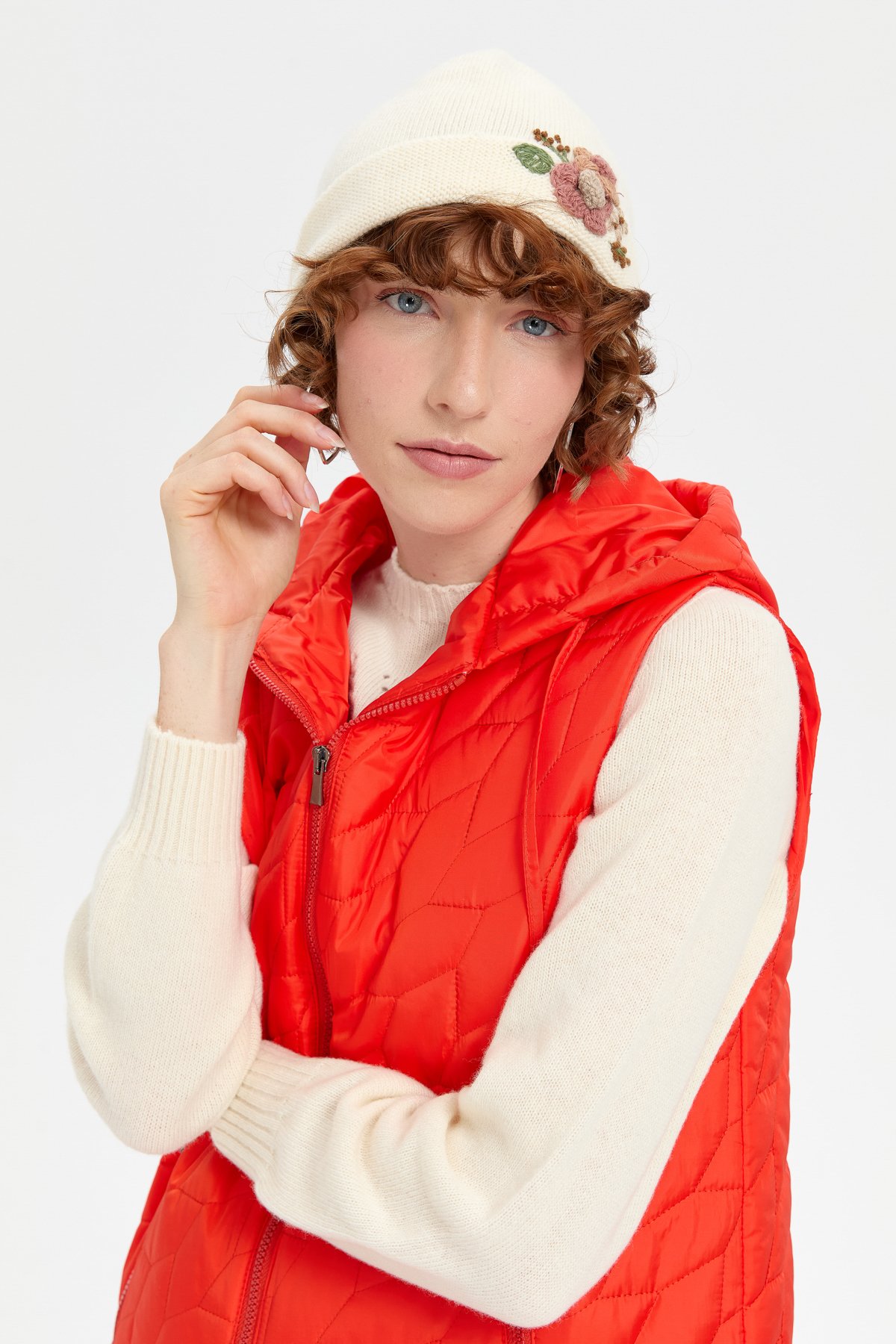 24026Kadın Papatya Çiçek İşlemeli Yün Bere Kemik