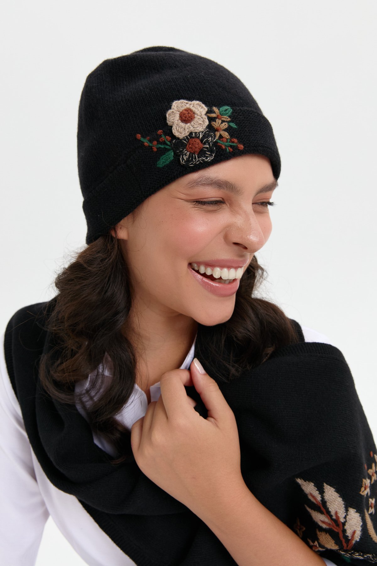 24026Kadın Papatya Çiçek İşlemeli Yün Bere Siyah