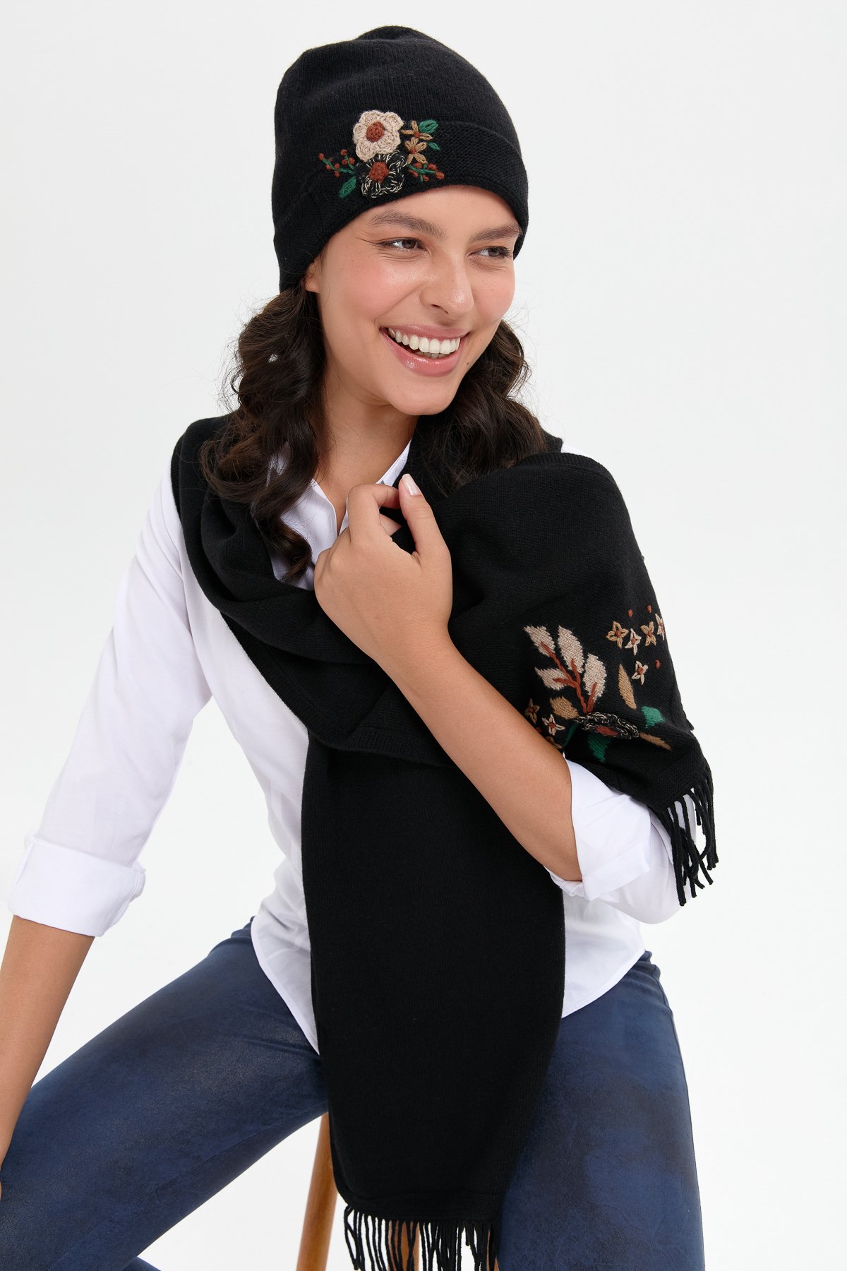 24026Kadın Papatya Çiçek İşlemeli Yün Bere Siyah