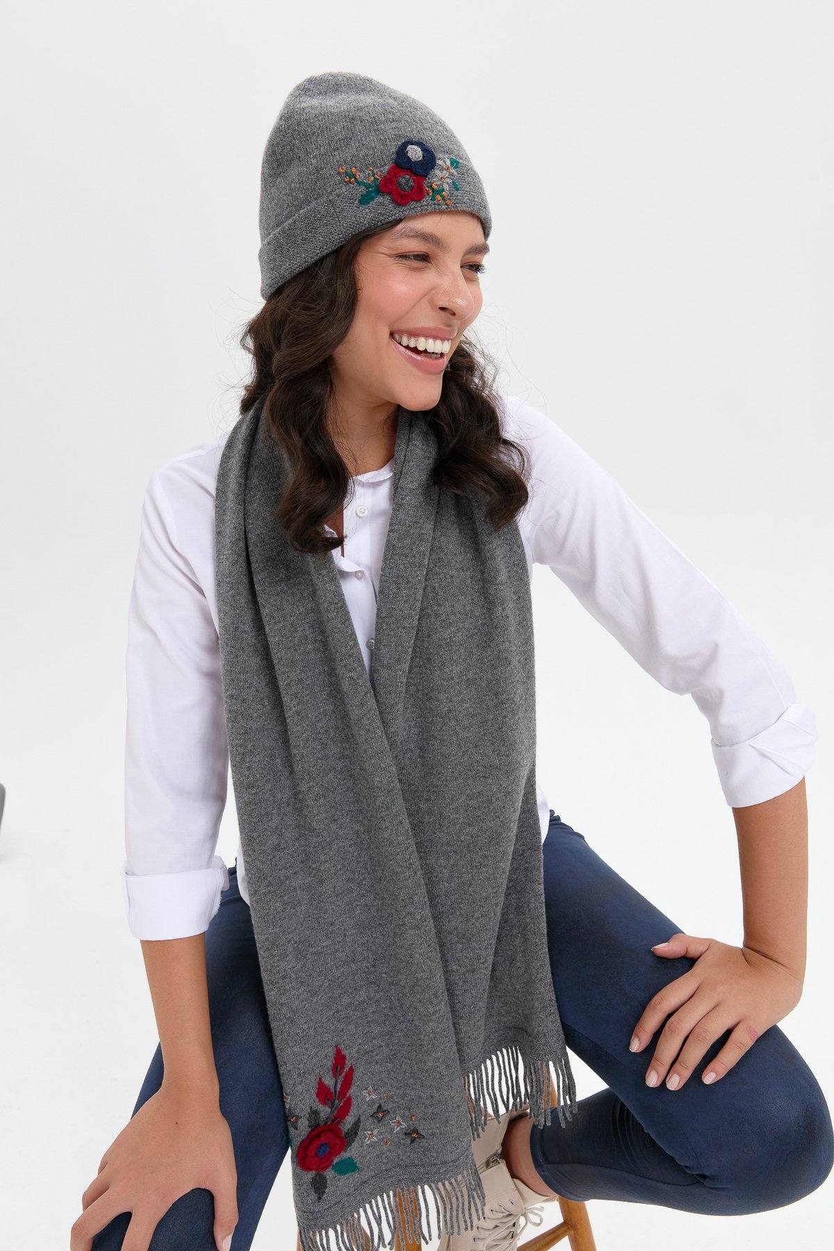 24026Kadın Papatya Çiçek İşlemeli Yün Bere Füme