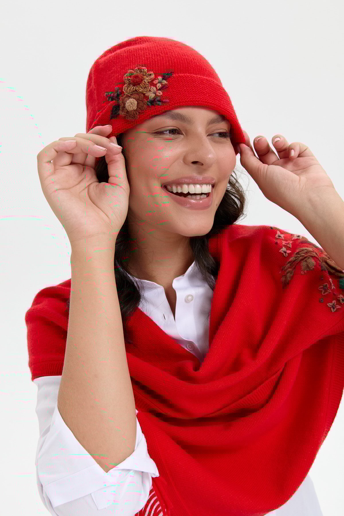 24026Kadın Papatya Çiçek İşlemeli Yün Bere Mercan