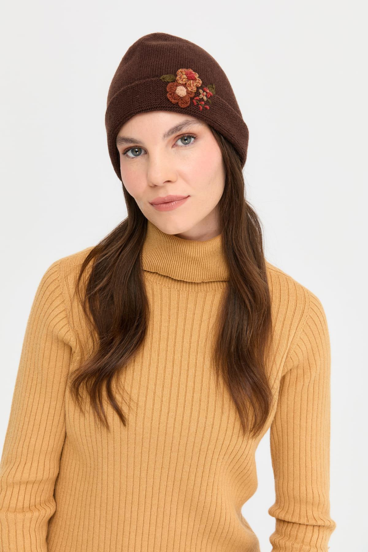 24026Kadın Papatya Çiçek İşlemeli Yün Bere M.Kahve