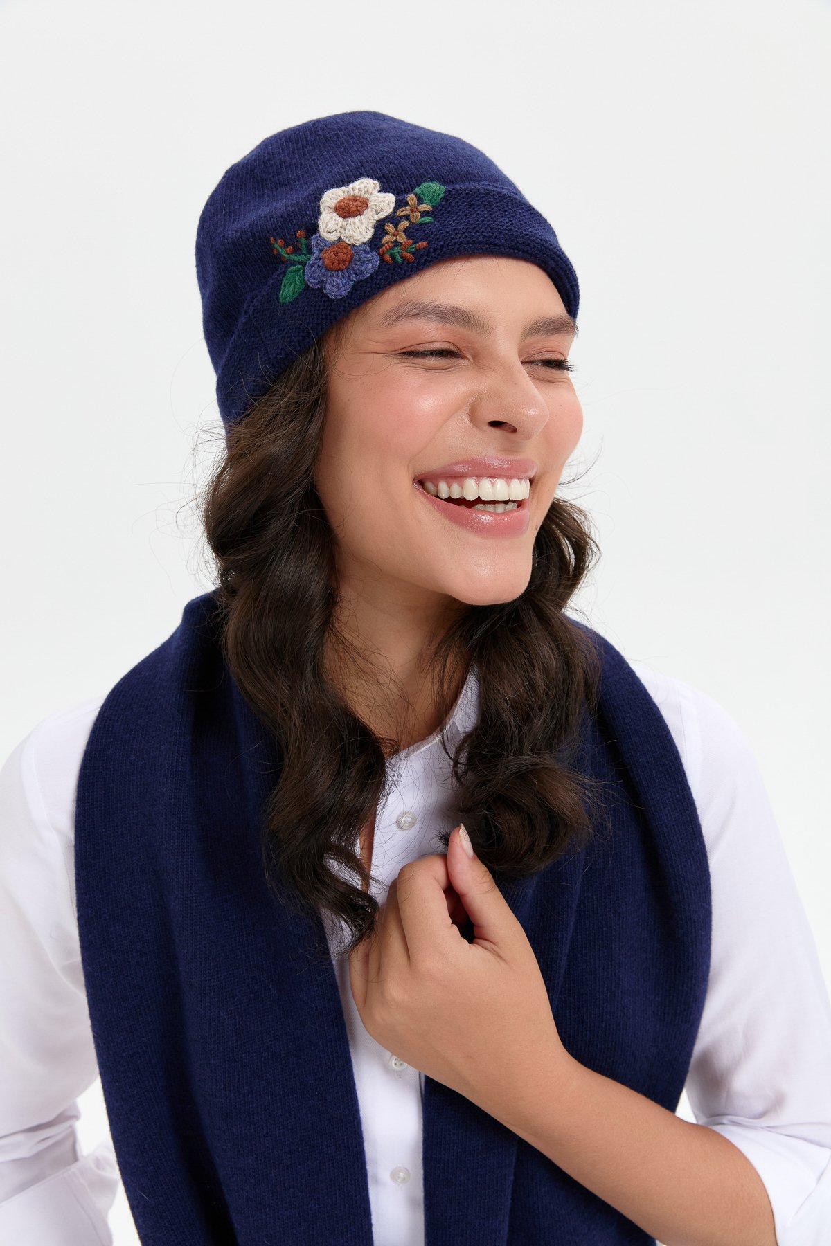 24026Kadın Papatya Çiçek İşlemeli Yün Bere Y.A Lacivert