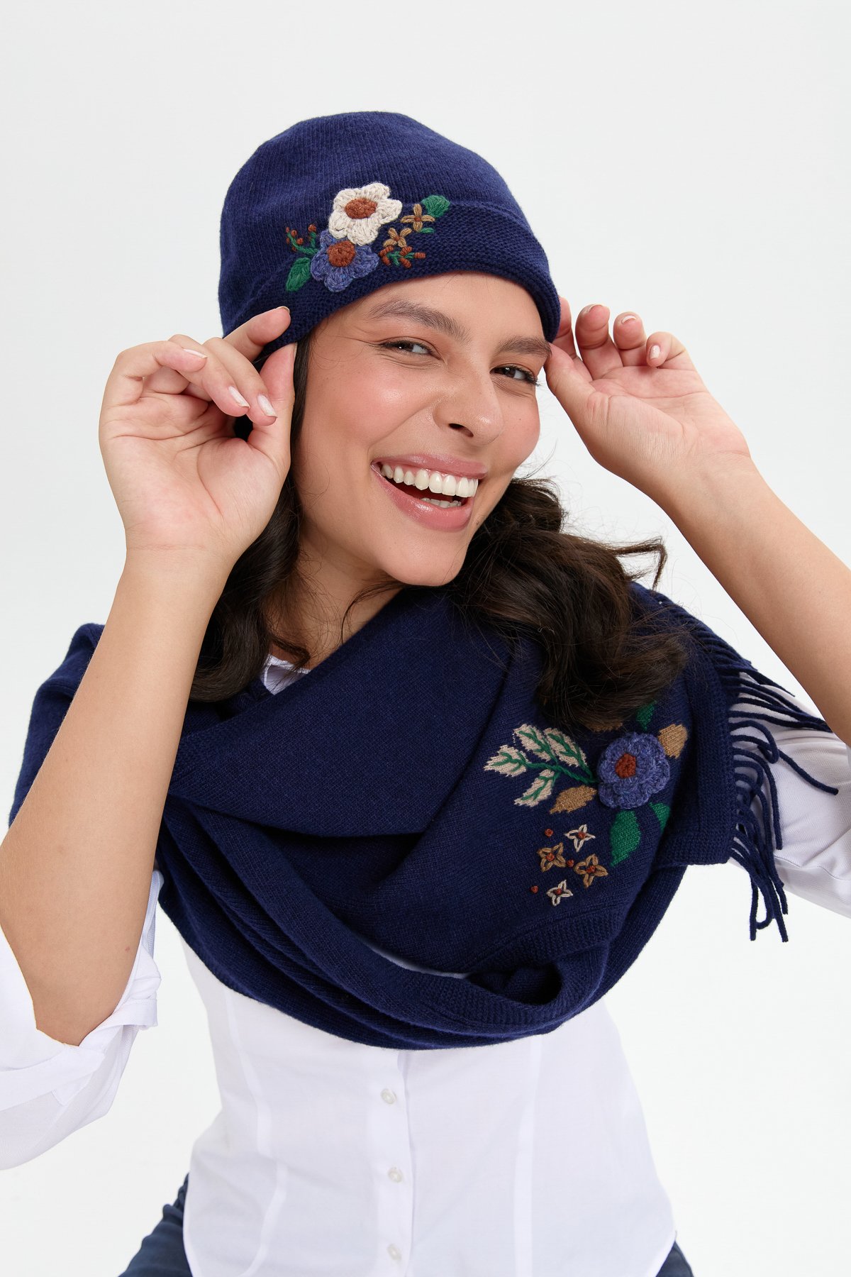 24026Kadın Papatya Çiçek İşlemeli Yün Bere Y.A Lacivert