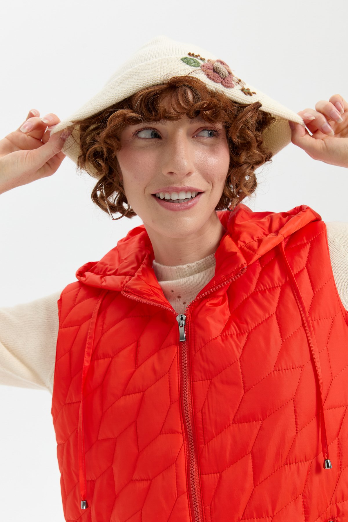 24026Kadın Papatya Çiçek İşlemeli Yün Bere Kemik