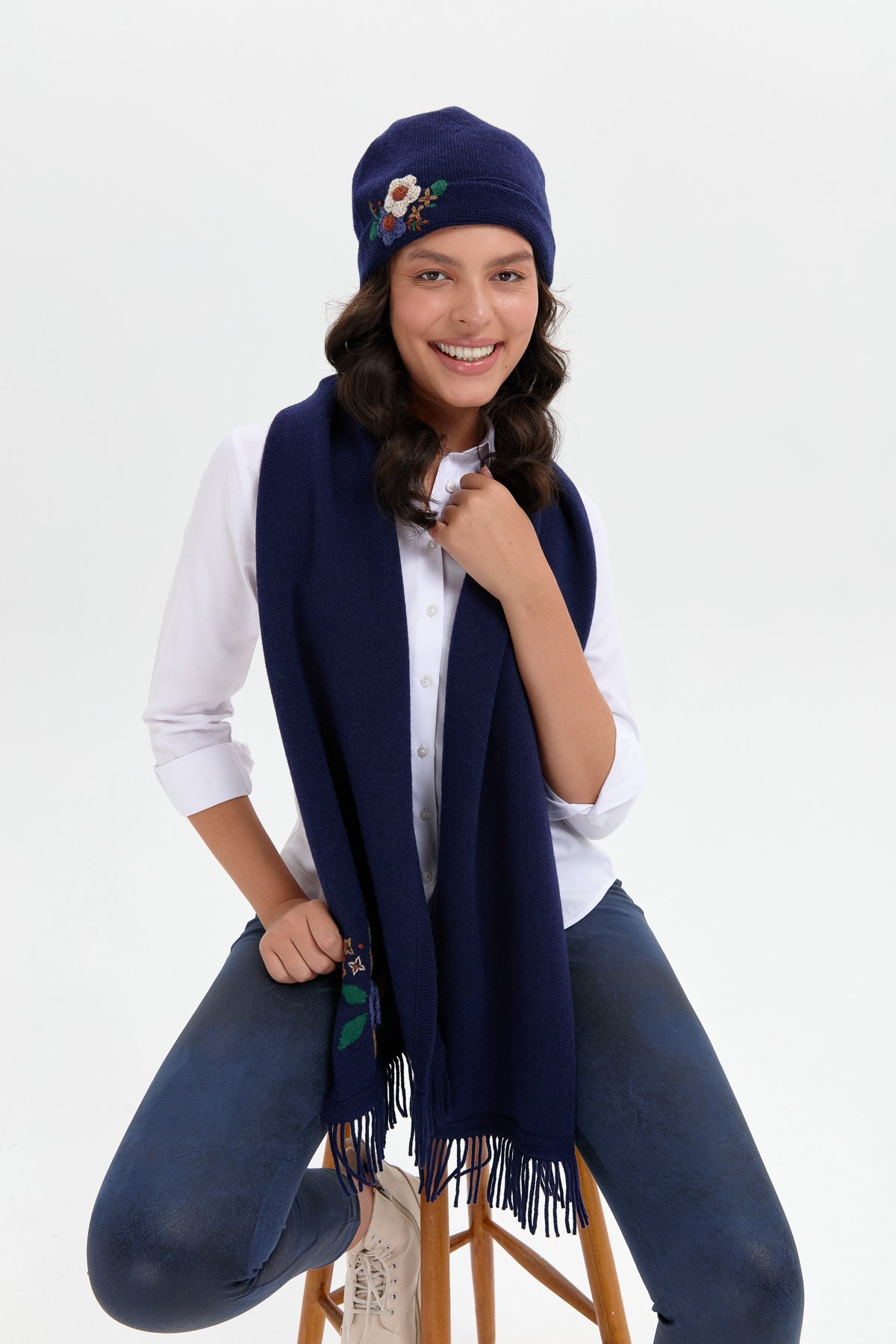 24026Kadın Papatya Çiçek İşlemeli Yün Bere Y.A Lacivert