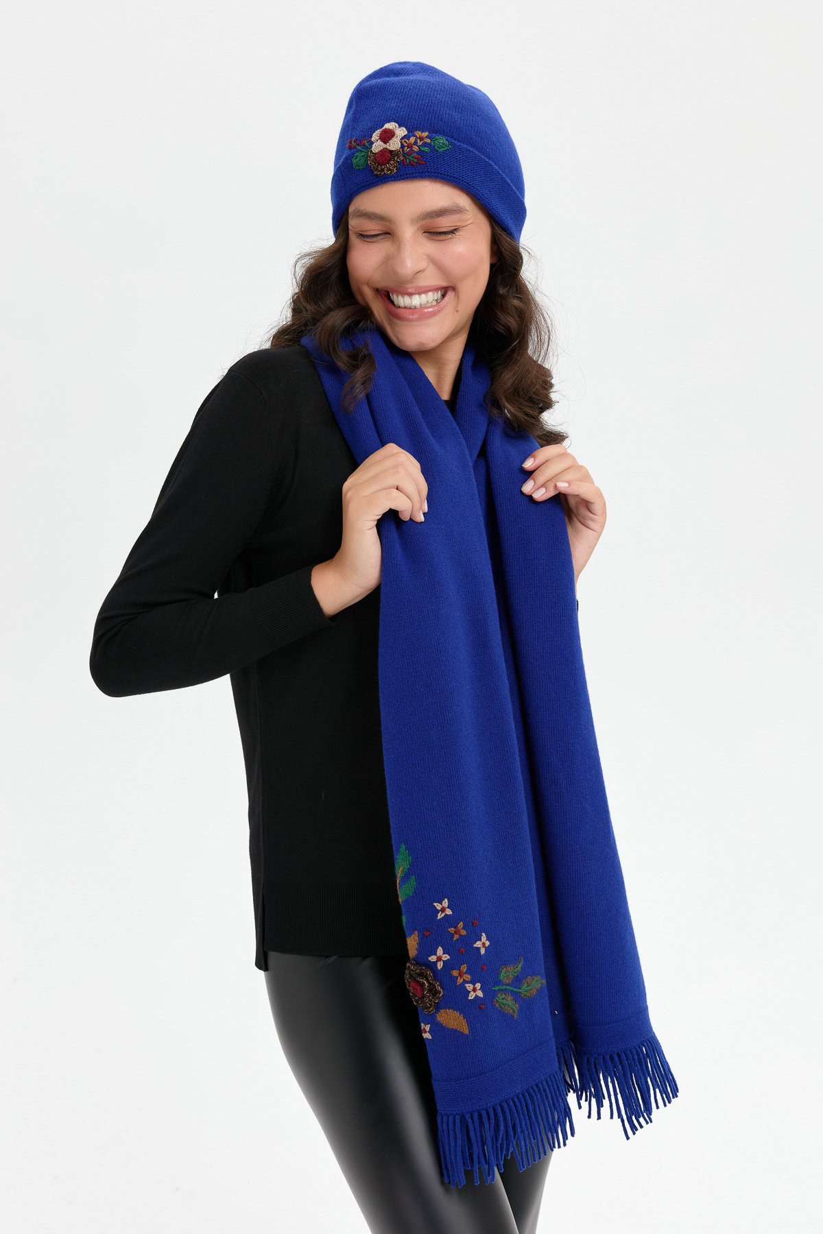 24026Kadın Papatya Çiçek İşlemeli Yün Bere K.S.Mavi