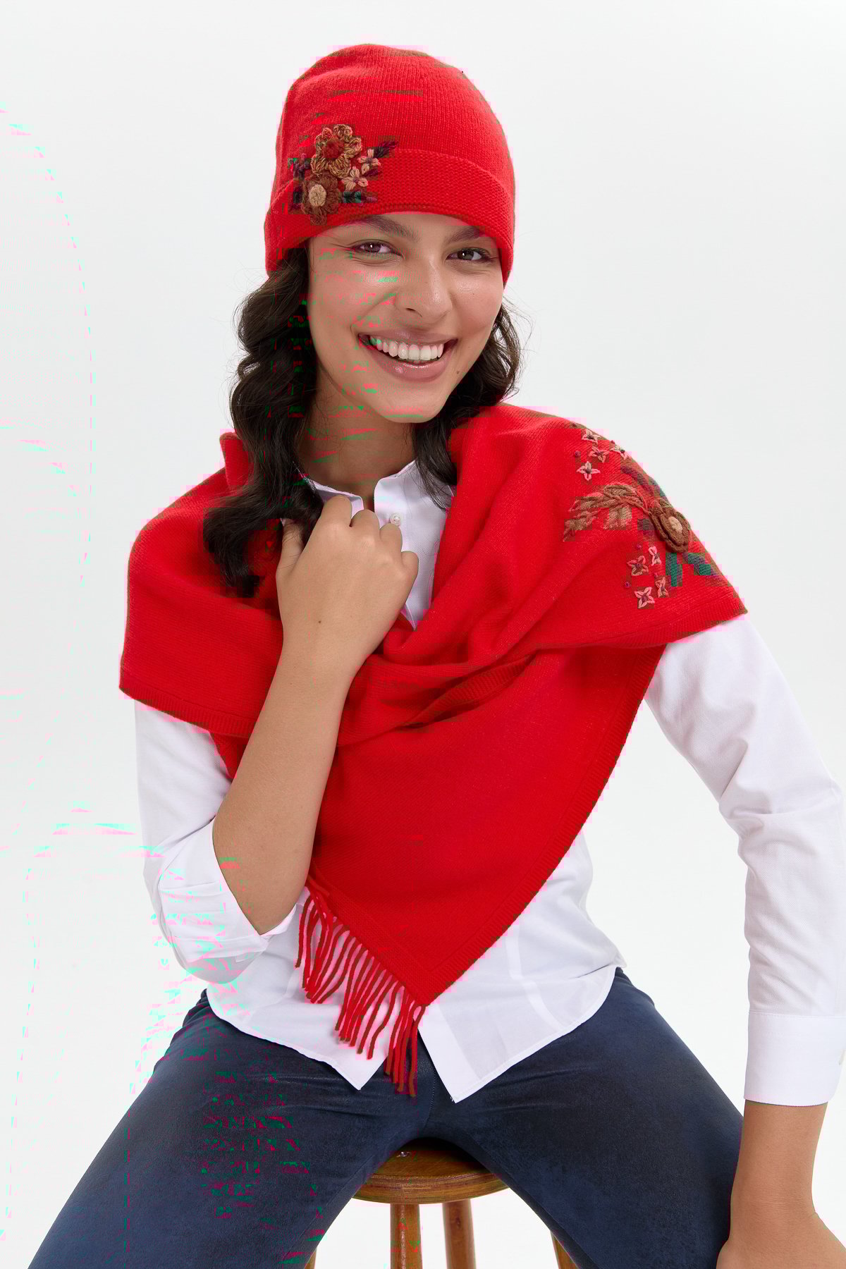 24026Kadın Papatya Çiçek İşlemeli Yün Bere Mercan