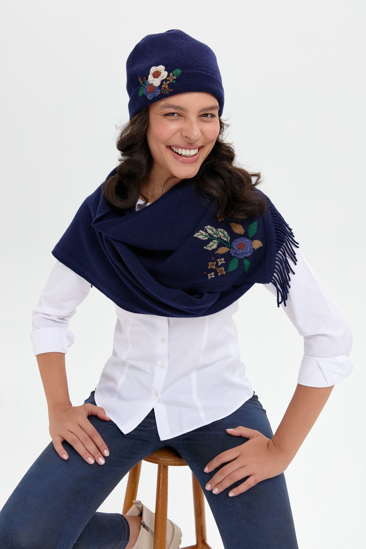 24026Kadın Papatya Çiçek İşlemeli Yün Bere Y.A Lacivert