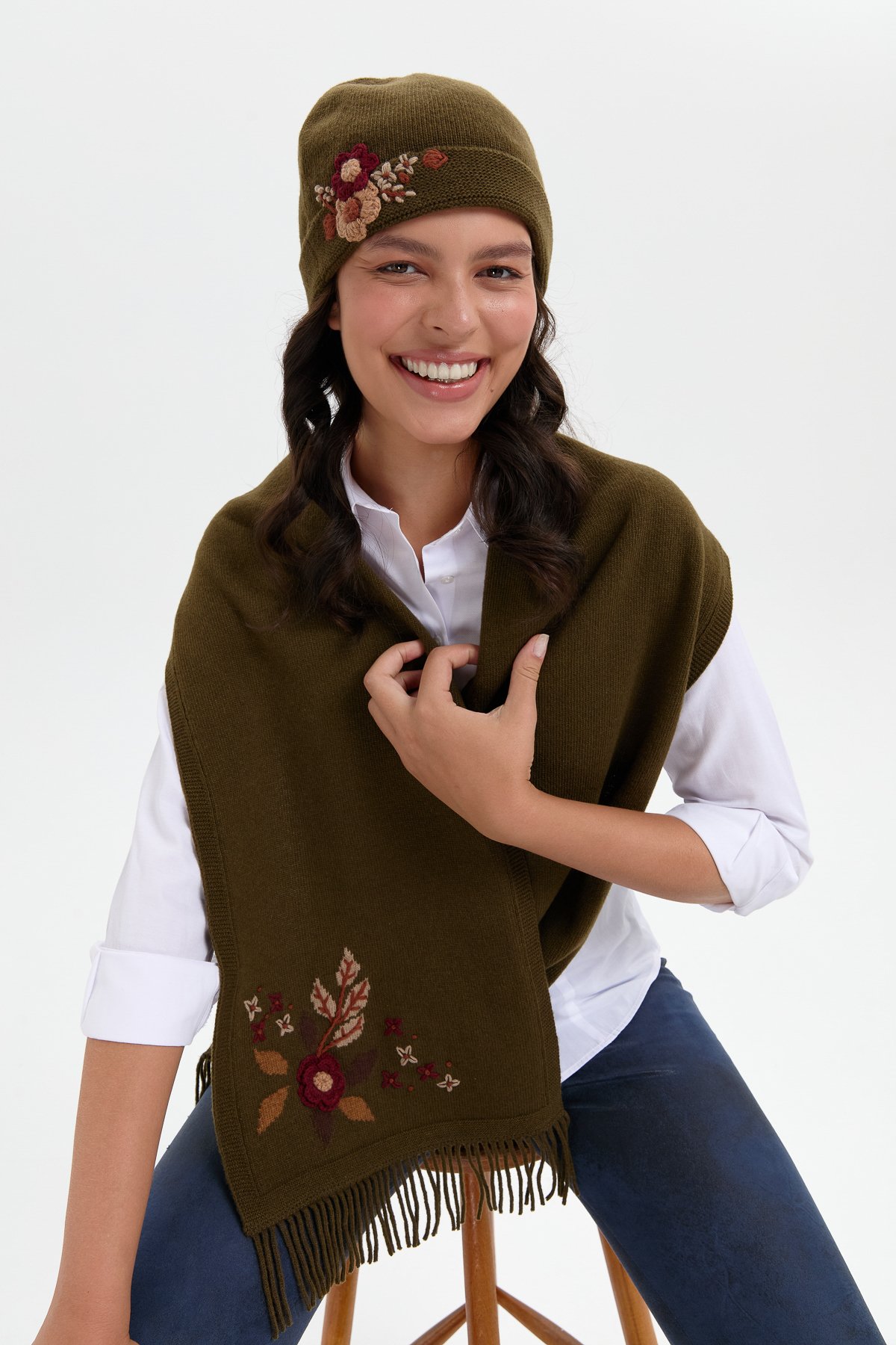 24026Kadın Papatya Çiçek İşlemeli Yün Bere A.Yeşil