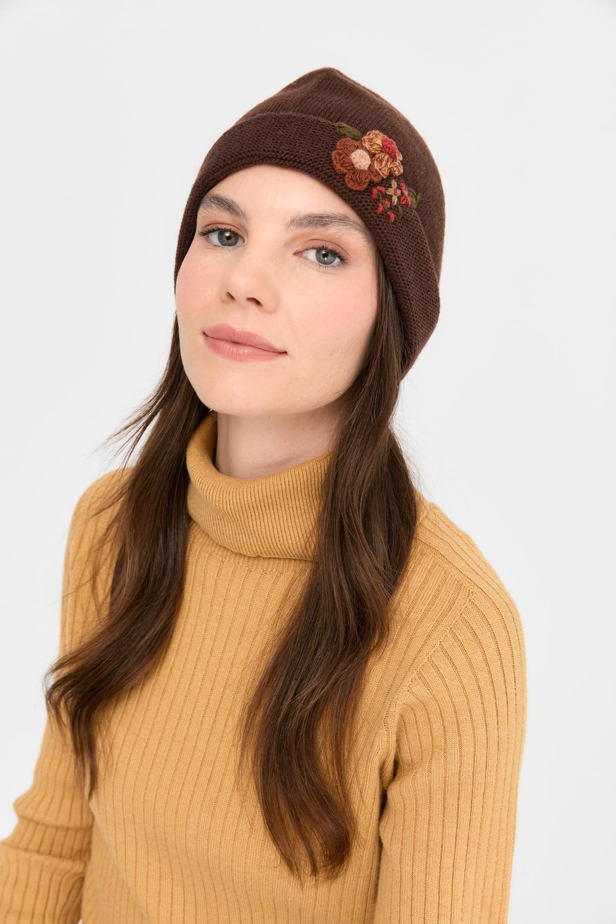 24026Kadın Papatya Çiçek İşlemeli Yün Bere M.Kahve