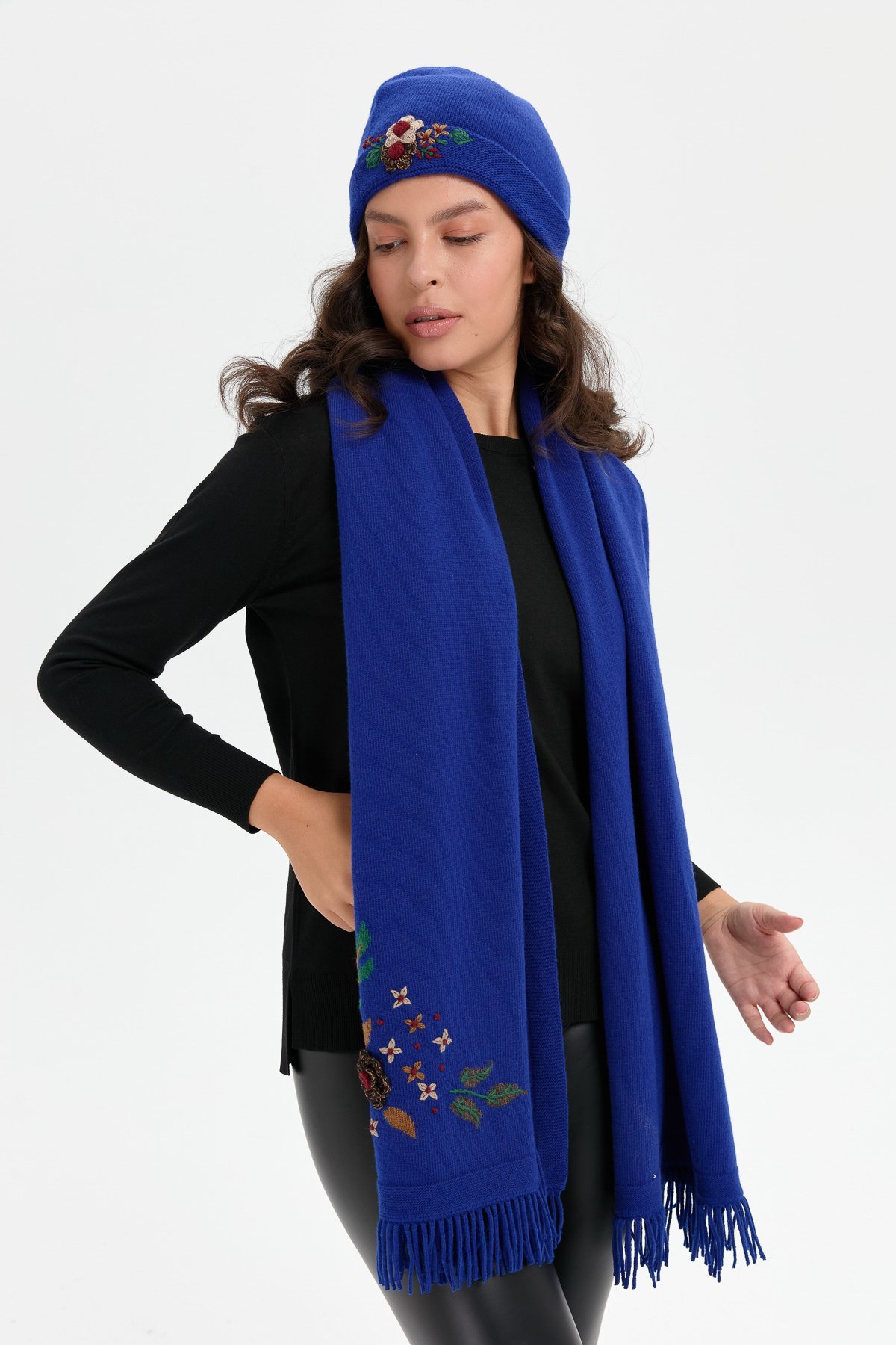 24026Kadın Papatya Çiçek İşlemeli Yün Bere K.S.Mavi