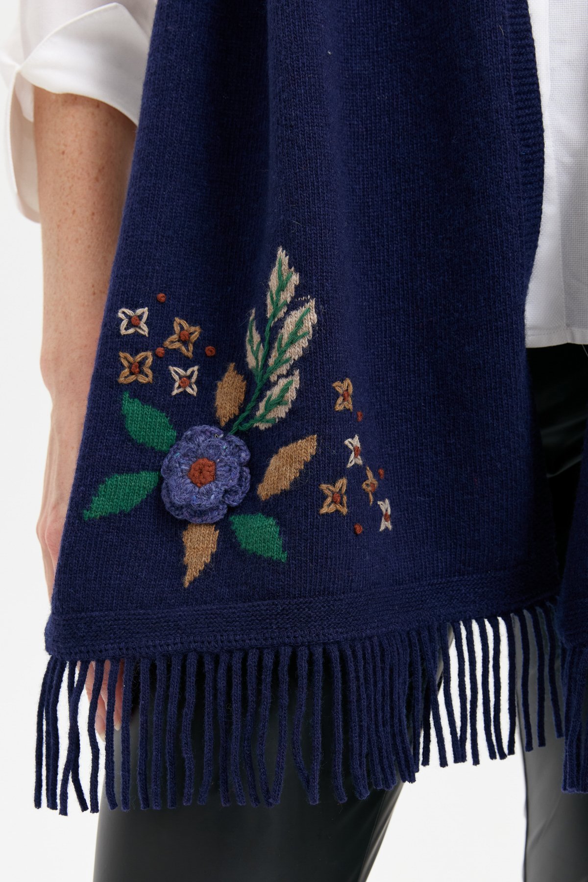 24027Kadın Papatya İşlemeli Püsküllü Yün Kaşkol Y.A Lacivert