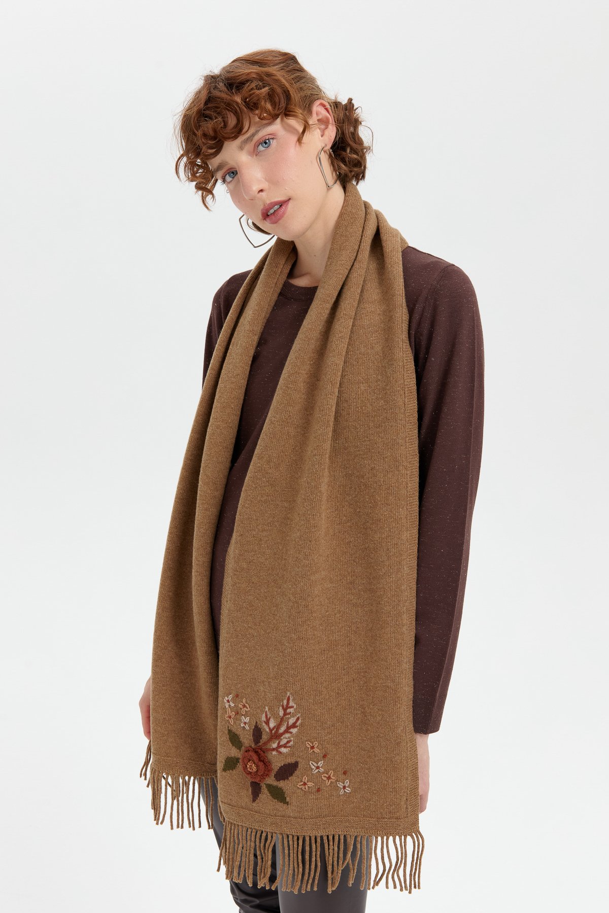 24027Kadın Papatya İşlemeli Püsküllü Yün Kaşkol V.Camel