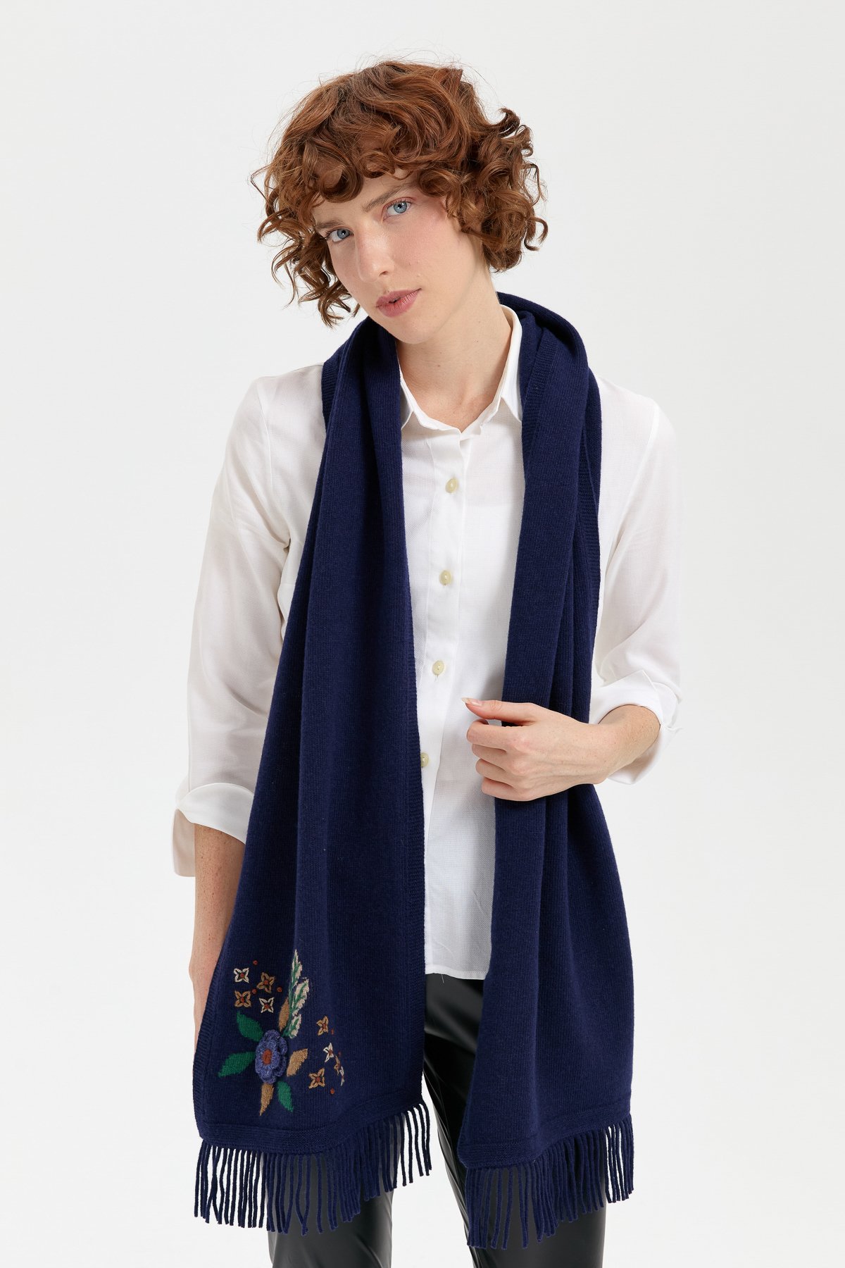 24027Kadın Papatya İşlemeli Püsküllü Yün Kaşkol Y.A Lacivert