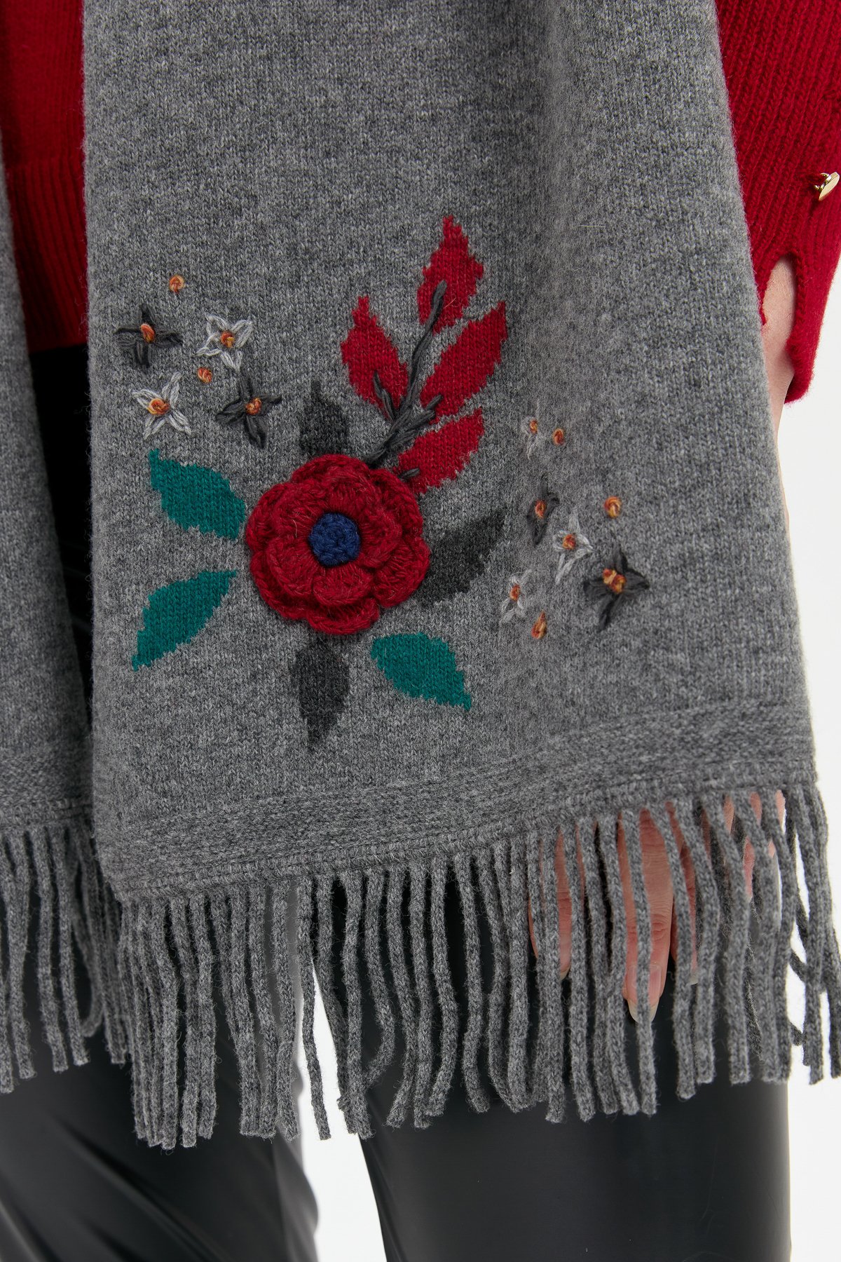 24027Kadın Papatya İşlemeli Püsküllü Yün Kaşkol Füme