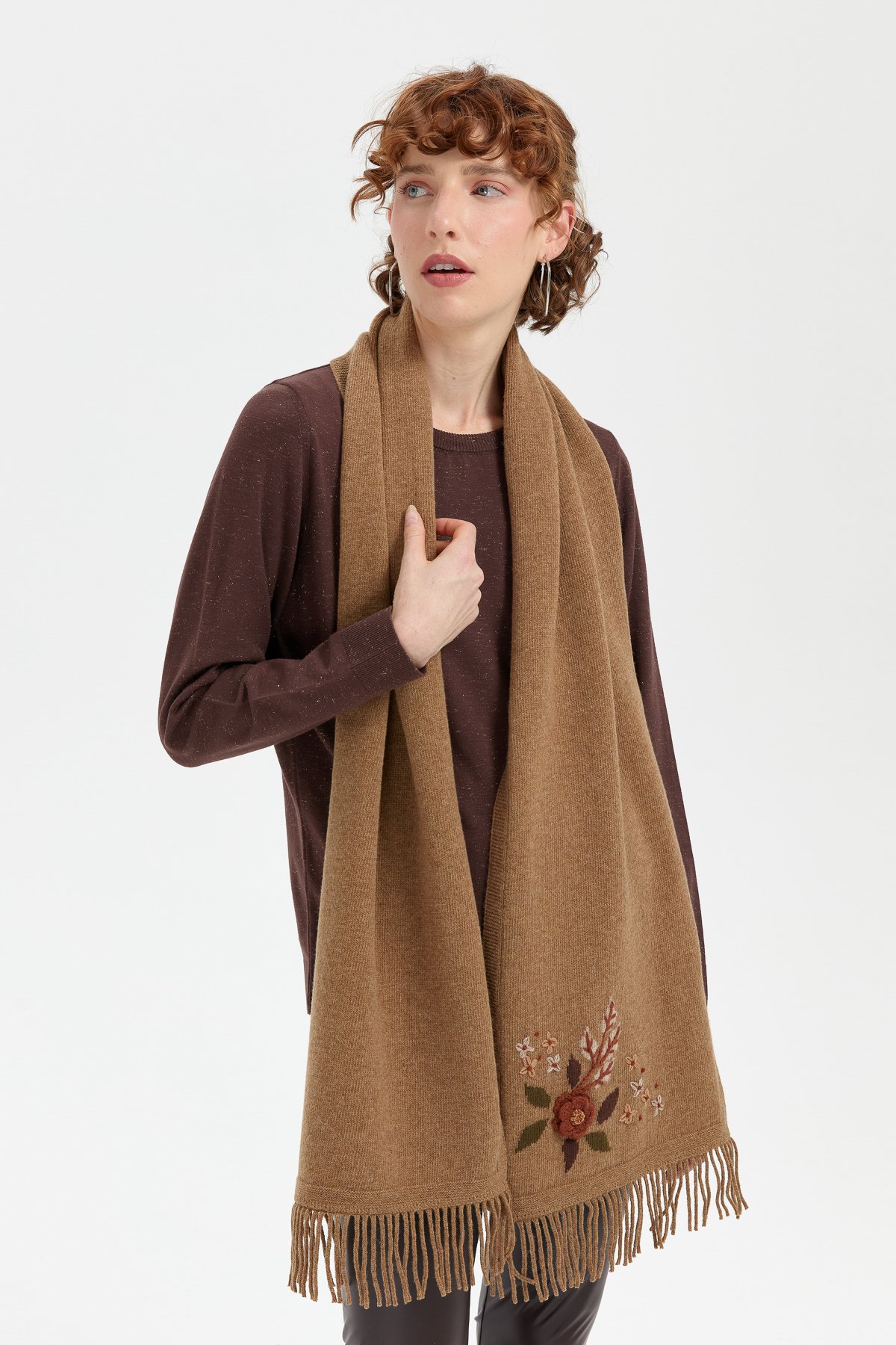 24027Kadın Papatya İşlemeli Püsküllü Yün Kaşkol V.Camel