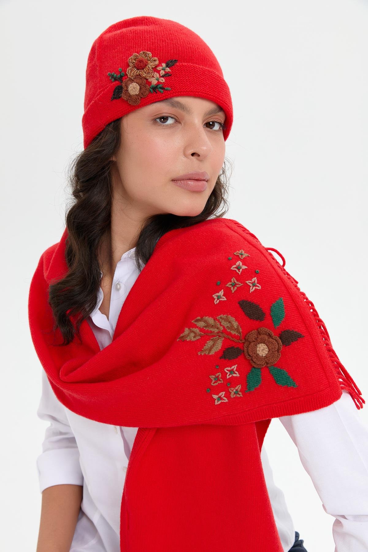 24027Kadın Papatya İşlemeli Püsküllü Yün Kaşkol Mercan