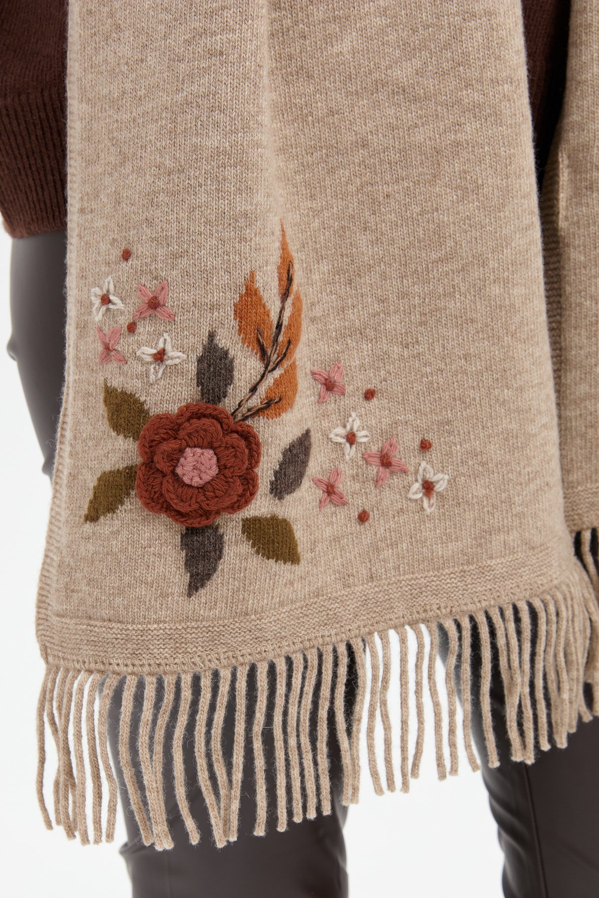 24027Kadın Papatya İşlemeli Püsküllü Yün Kaşkol K.Bej