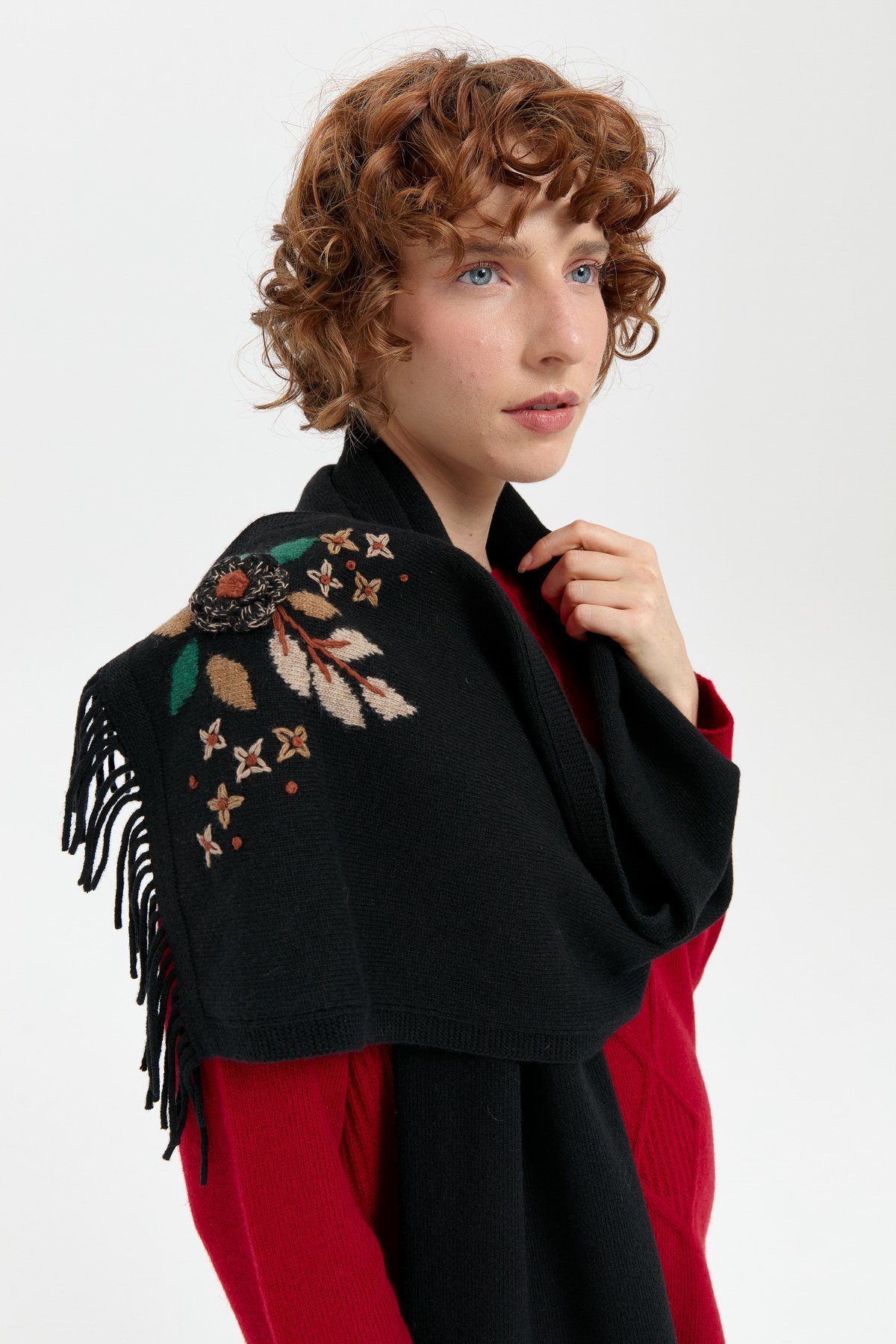 24027Kadın Papatya İşlemeli Püsküllü Yün Kaşkol Siyah